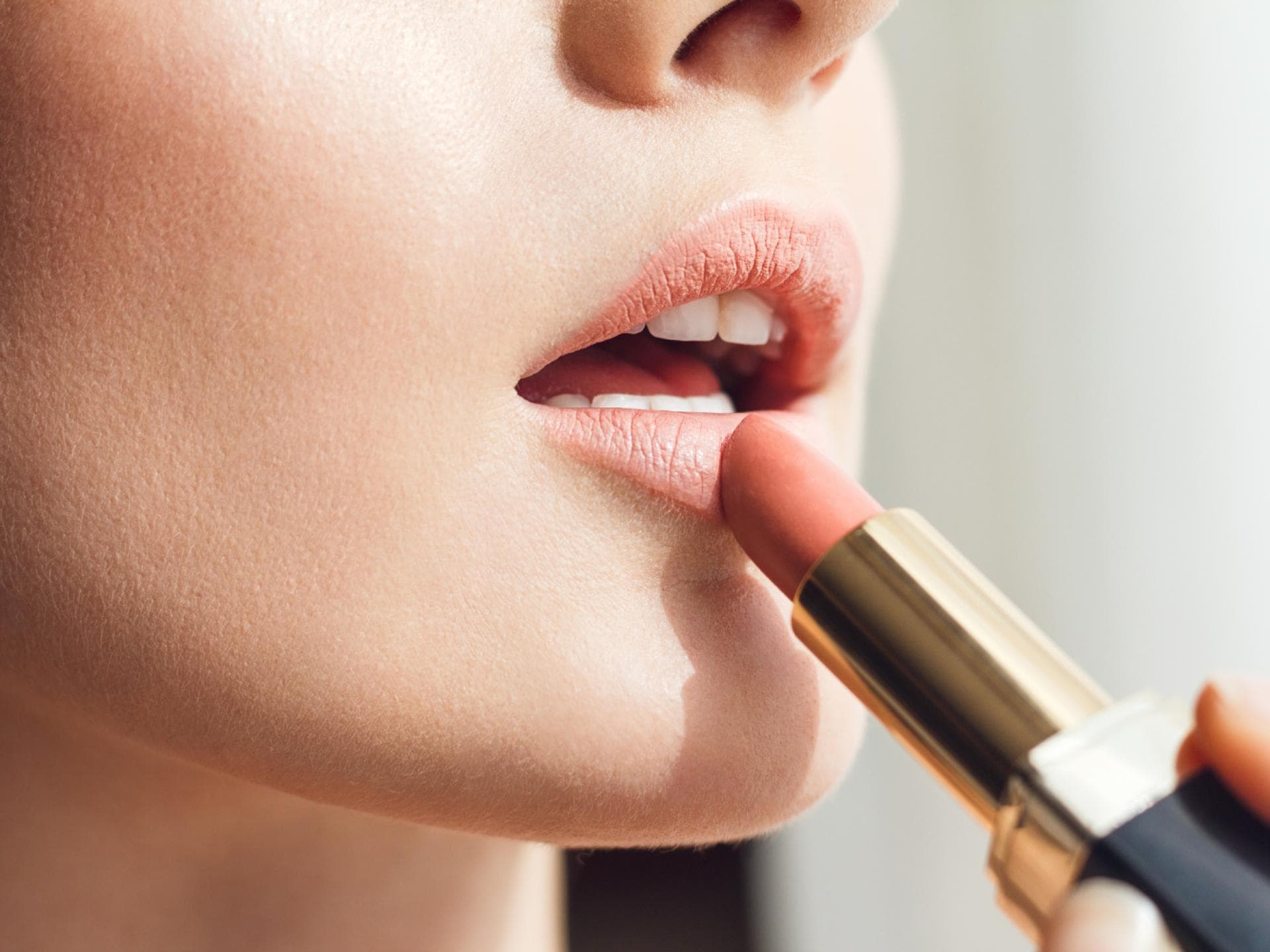 Frau trägt selbst gemachten Lippenstift auf