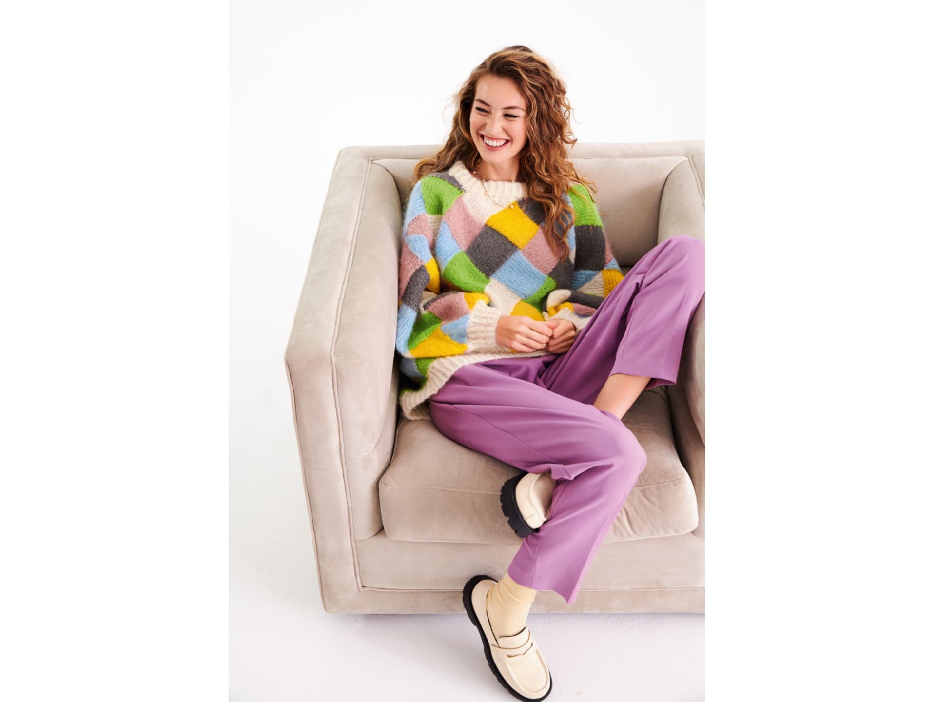 Model in buntem Rautenpullover von Lana Grossa
