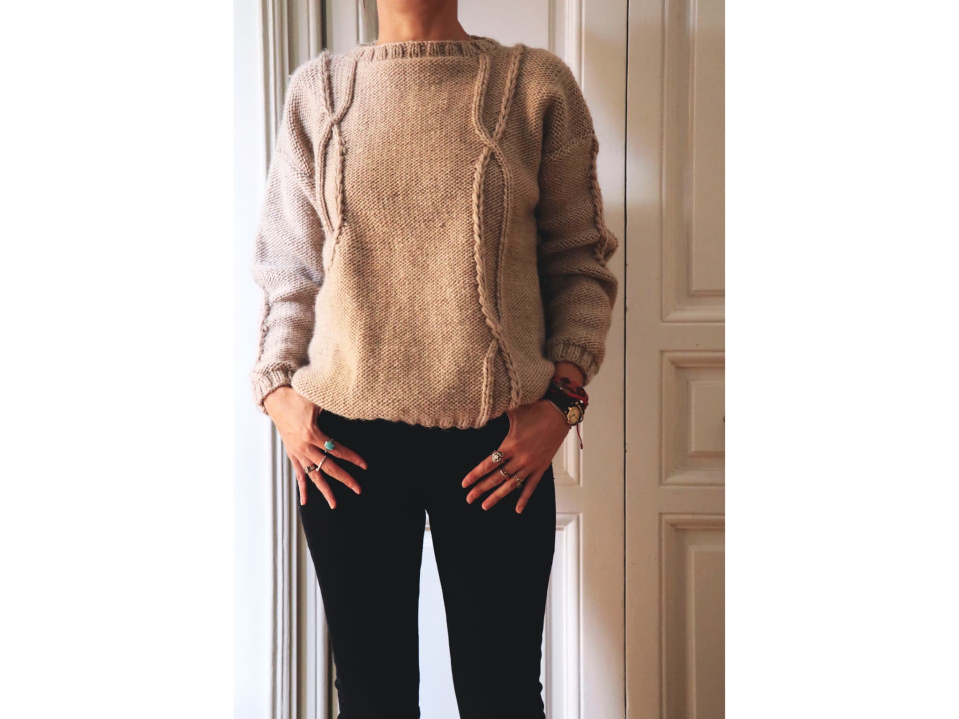 Model in Zopfmuster-Pulli von We Are Knitters