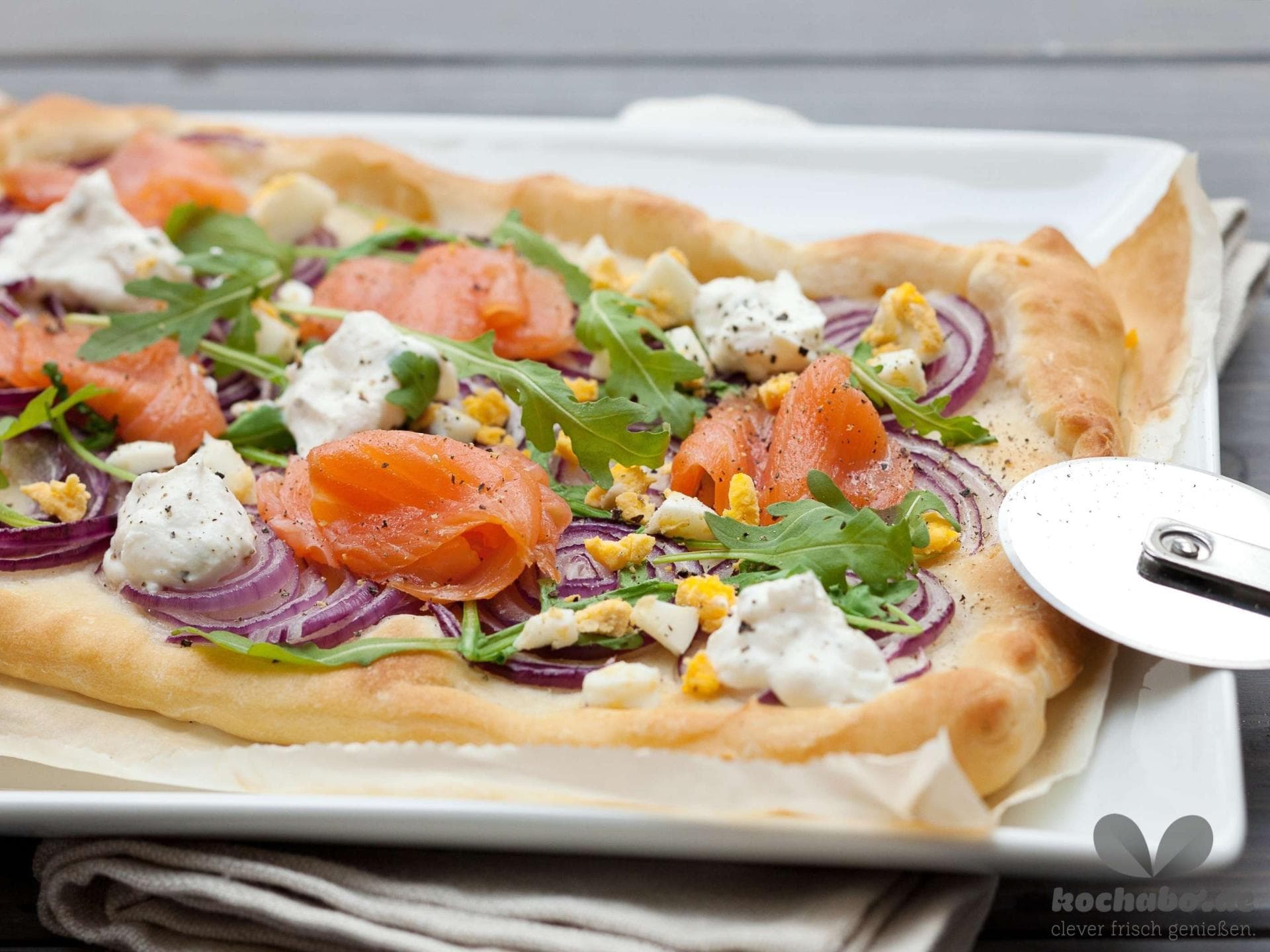 Pizza mit Räucherlachs und Ricotta 