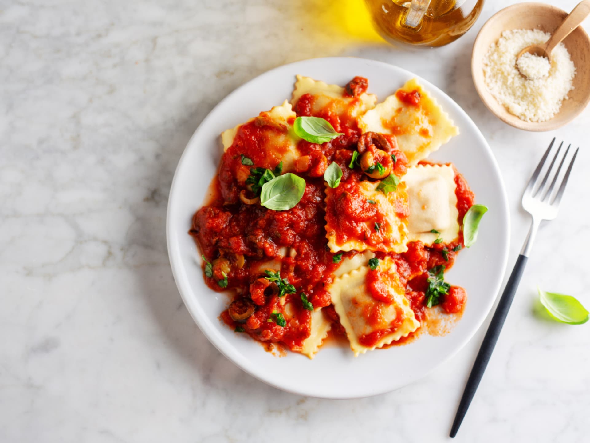 Selbst gemachte Ravioli mit Tomatensoße