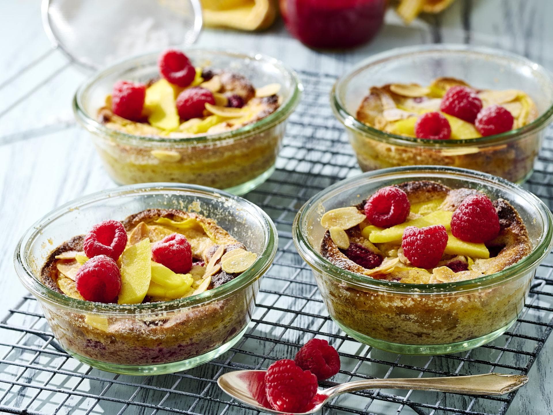 Ricotta-Auflauf mit Mango und Himbeeren 
