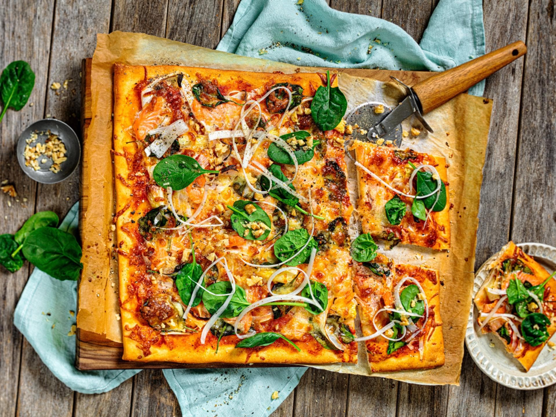 Spargel-Pizza mit Lachs und Spinat