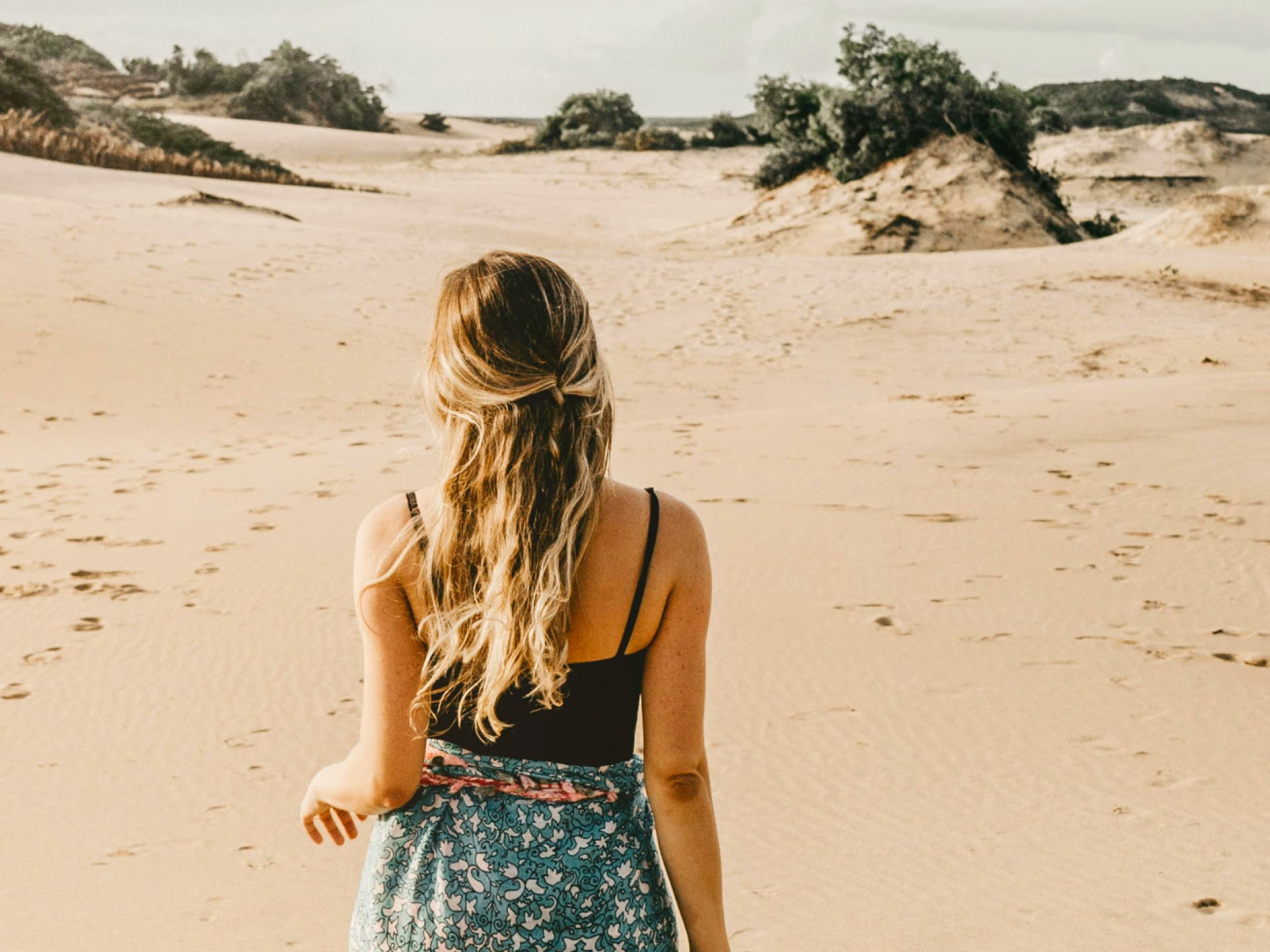 Frau mit spaziert am Strand