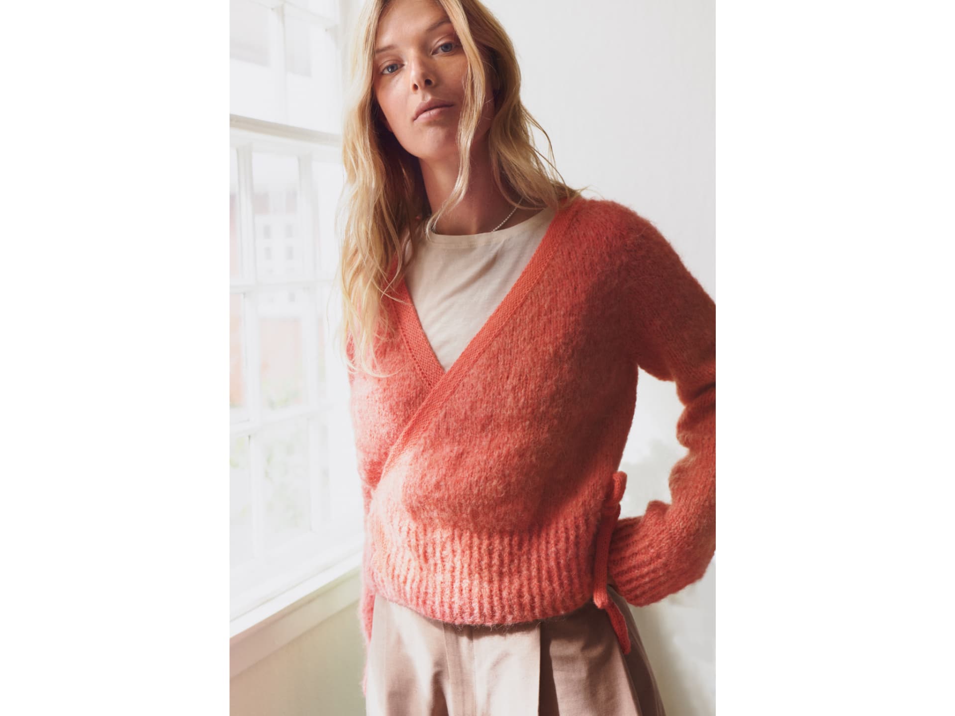 Model in leichter Wickeljacke von Lana Grossa