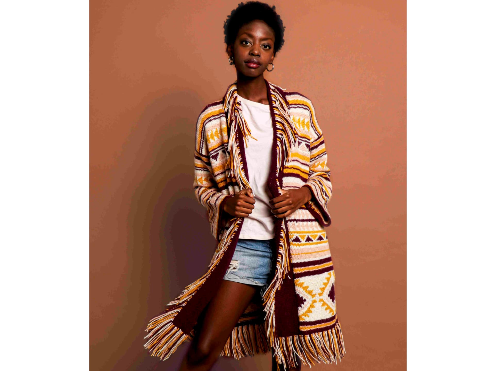 Model in Ethno-Sommerjacke von We Are Knitters
