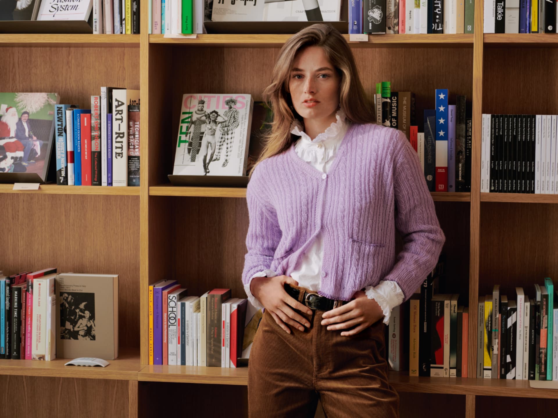 Model in Glitzer-Sommerjacke von Lana Grossa
