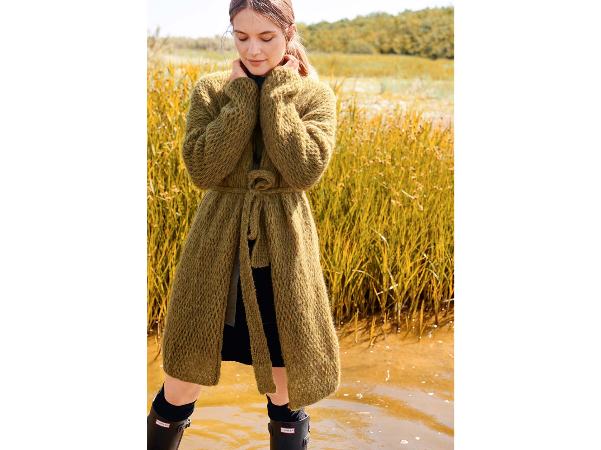 Model in langer Sommerjacke mit Hebemaschenmuster
