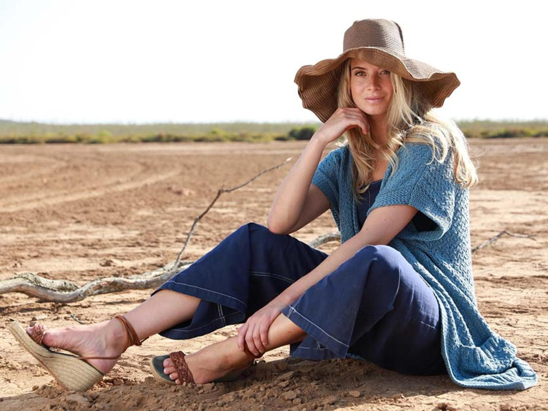 Model in blauer Sommerjacke von Lana Grossa