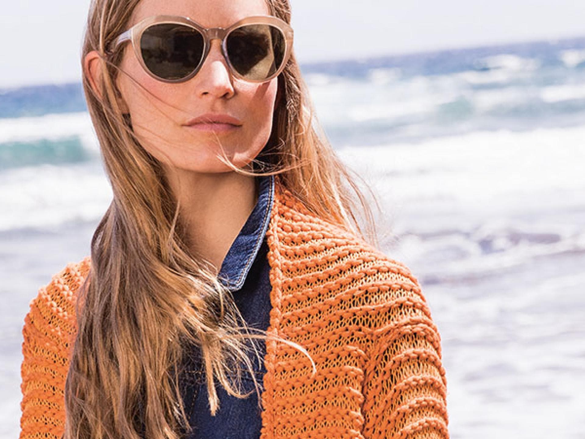 Model in hummerfarbener Sommerjacke von Lana Grossa