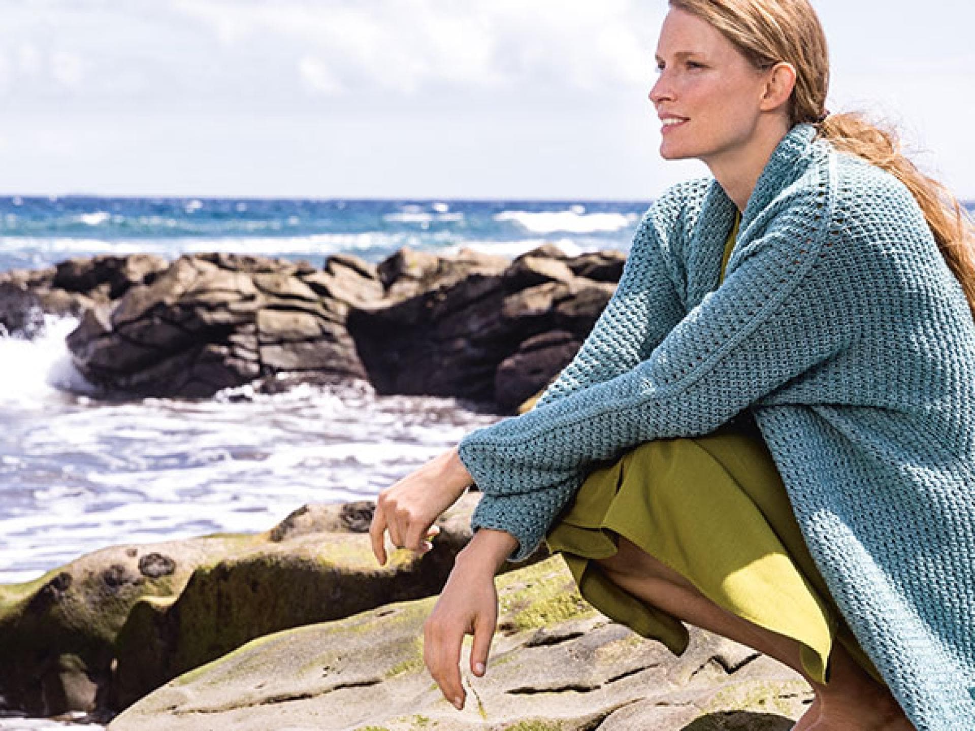 Model in Strukturmuster-Sommerjacke von Lana Grossa