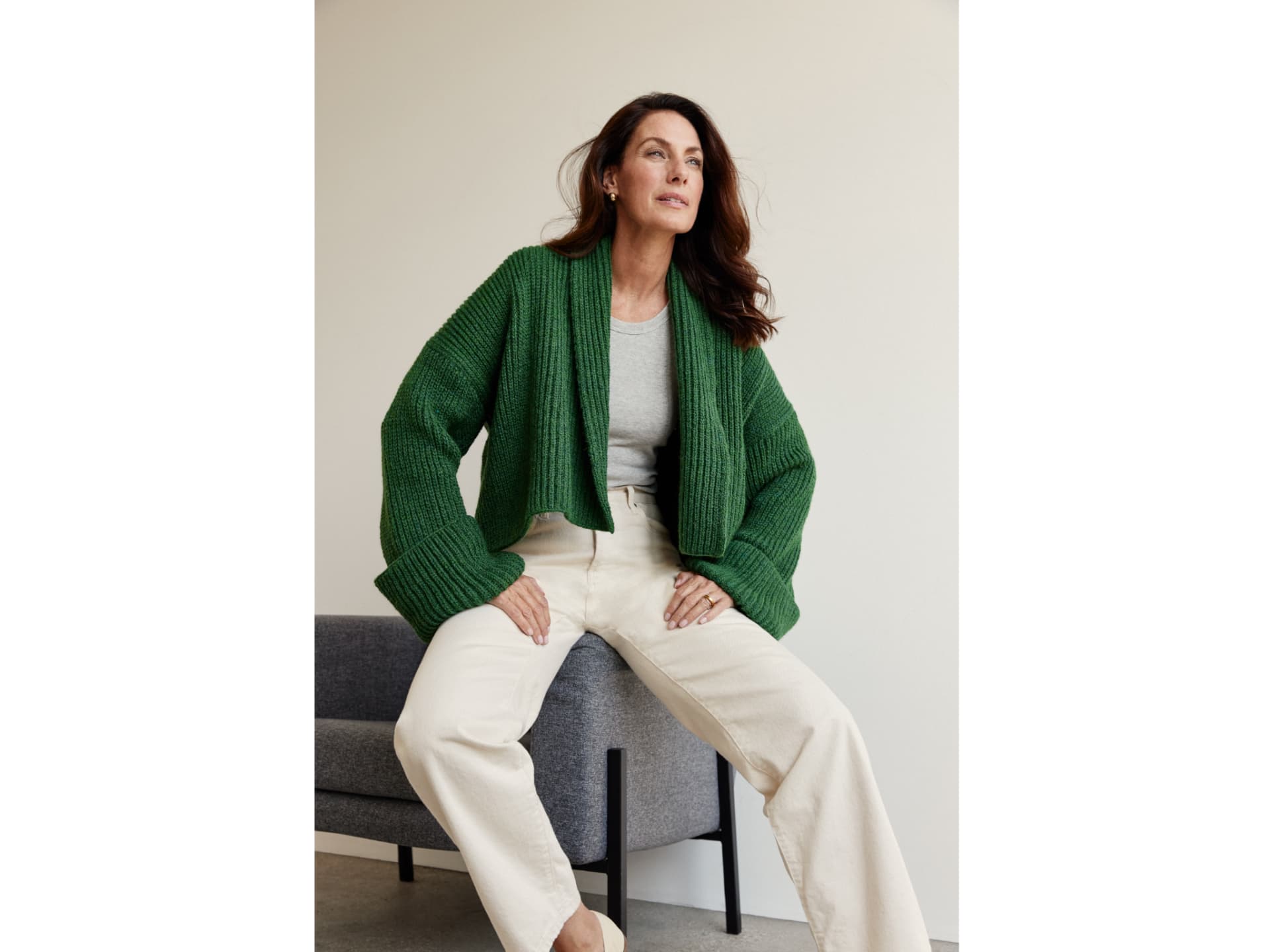 Model in dunkelgrüner Sommerjacke von Lana Grossa