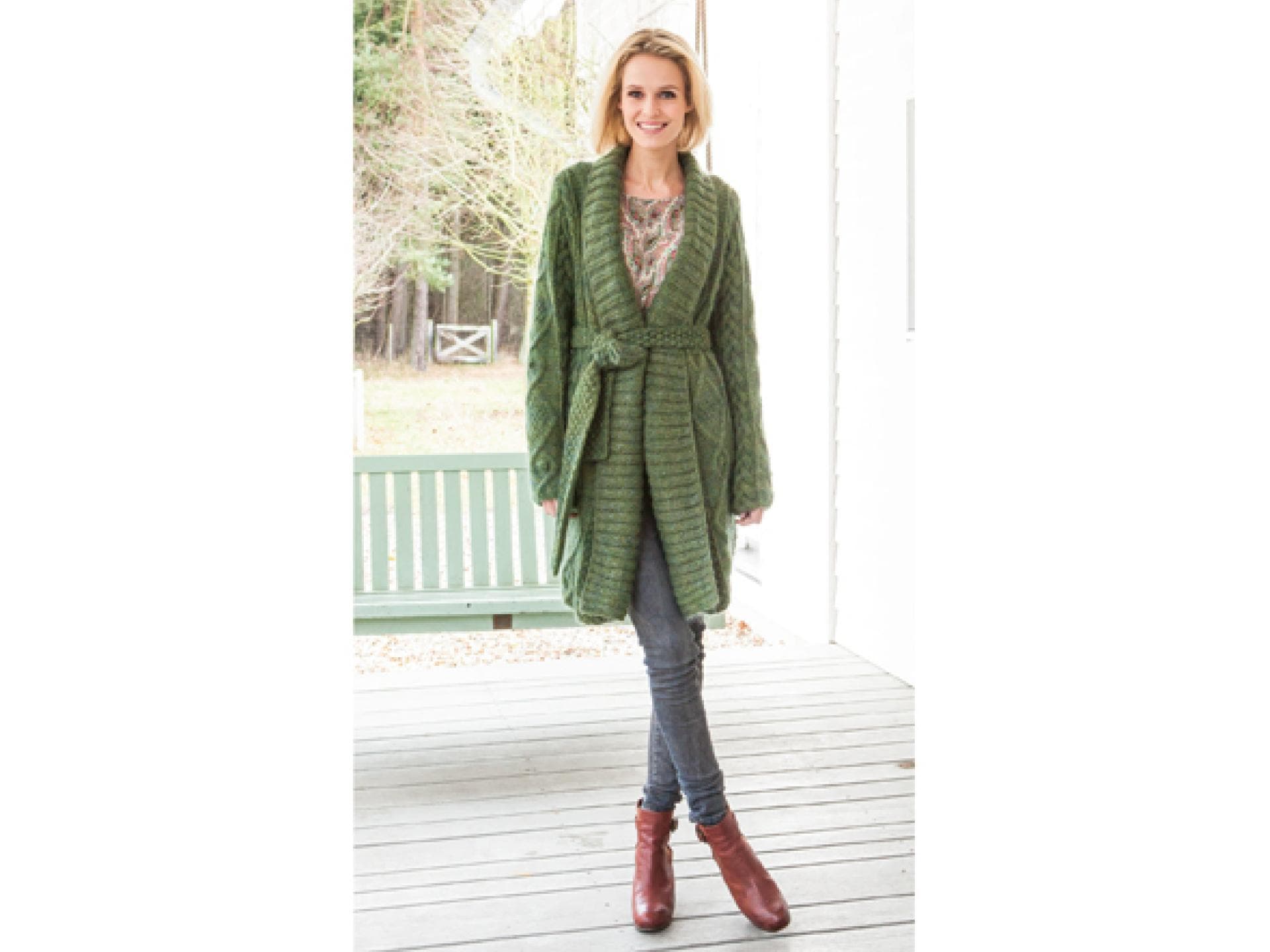 Model in grüner Sommerjacke von Schulana