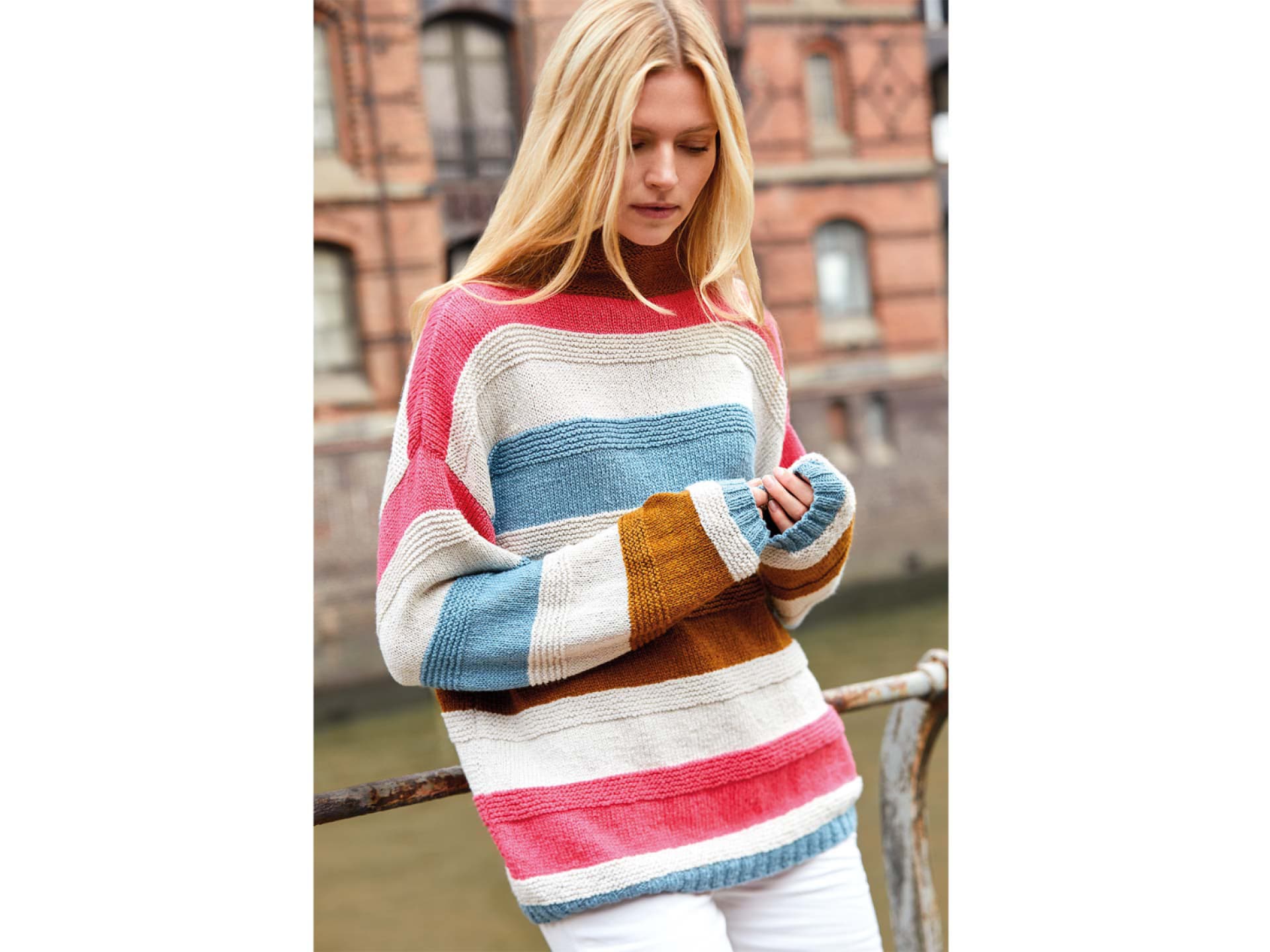 Model in buntem Blockstreifen-Sommerpullover von Lana Grossa