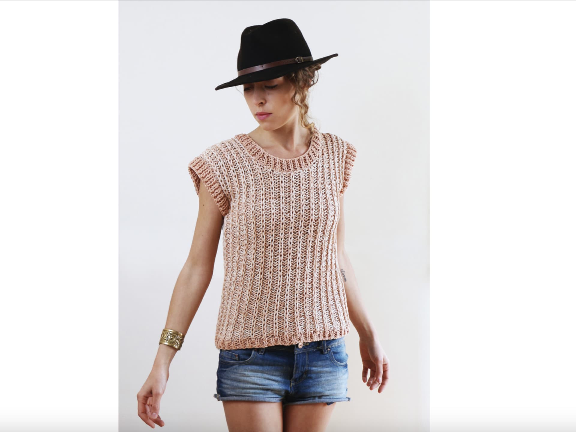Model in Sommerpulli mit kurzen Armen von We Are Knitters