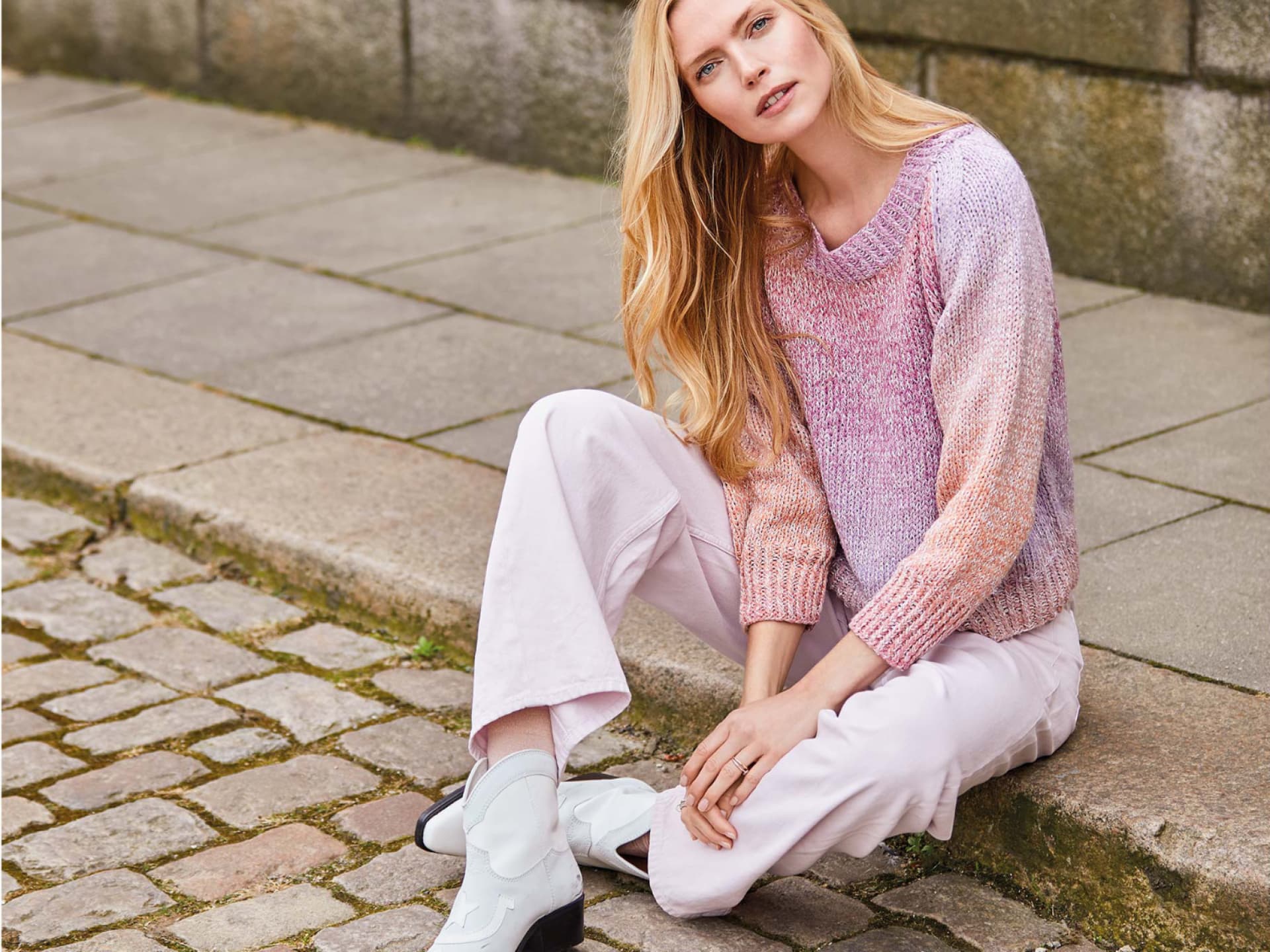 Model in rosa Sommerpullover mit Dégradé-Effekt von Lana Grossa