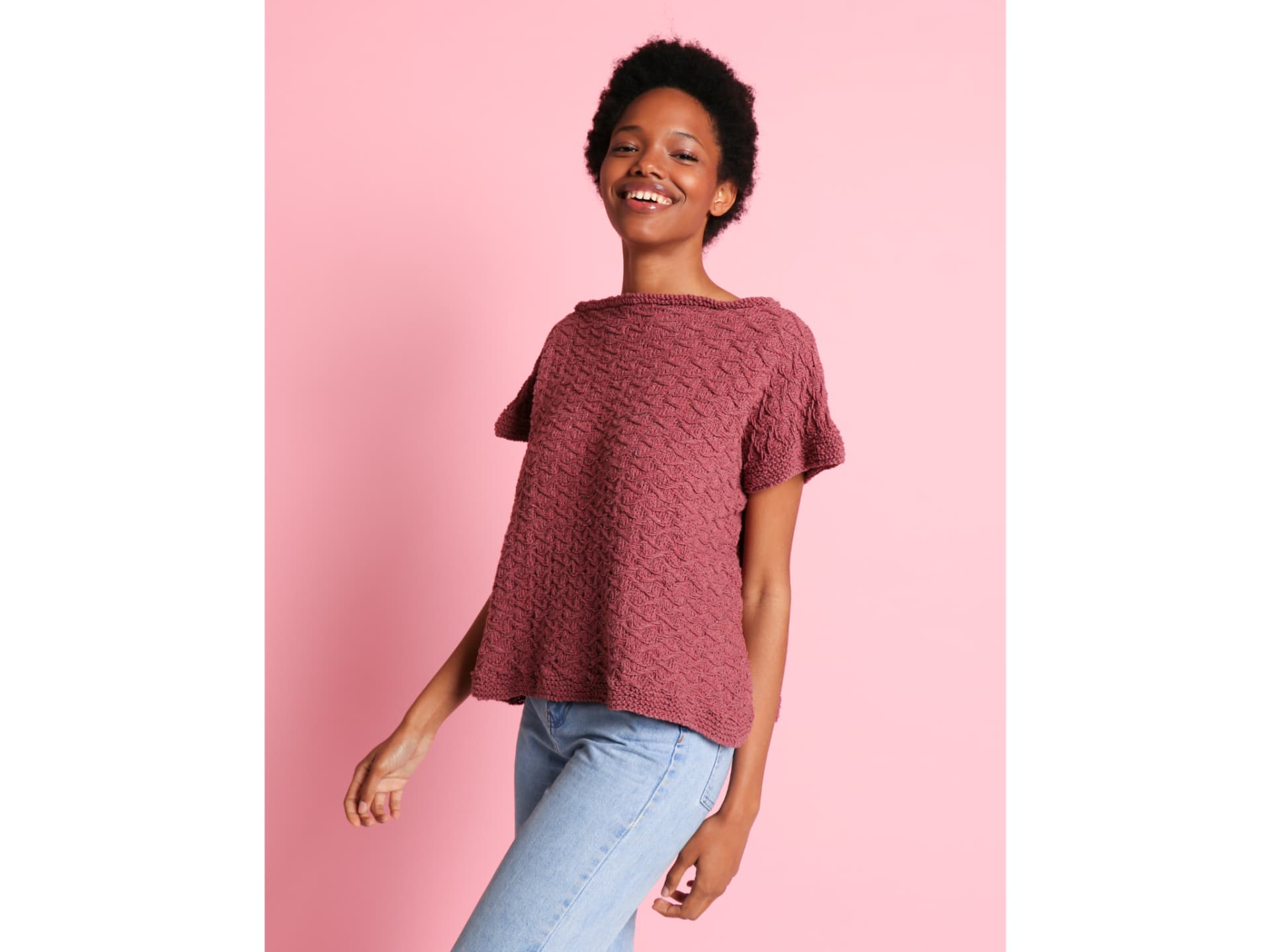 Model in Kurzarm-Sommerpullover von We Are Knitters