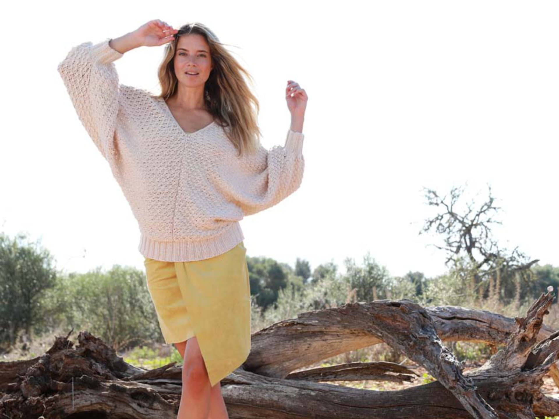 Model in Strickpullover mit Fledermausärmeln von Lana Grossa