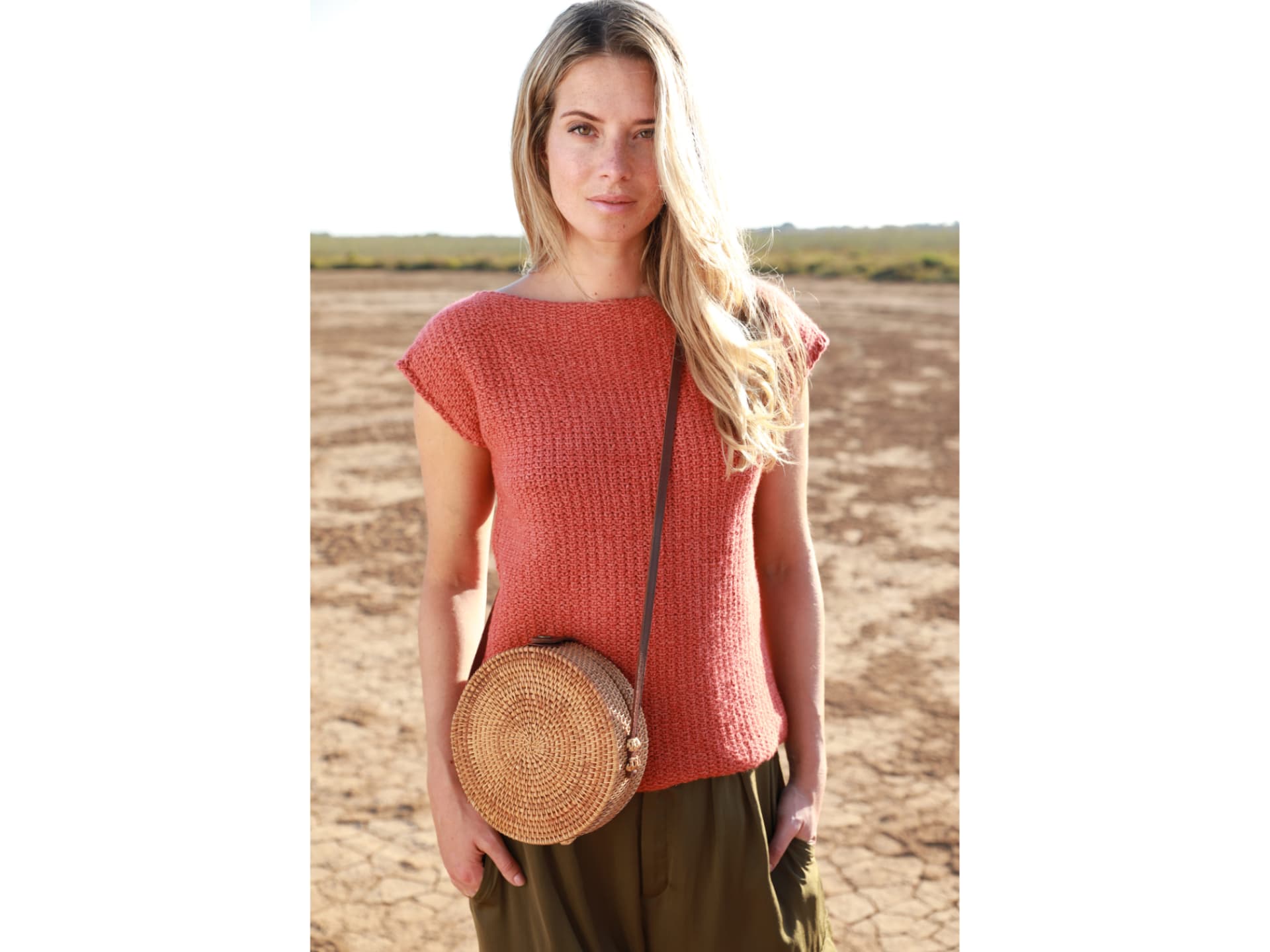 Model in rotem Sommertop von Lana Grossa