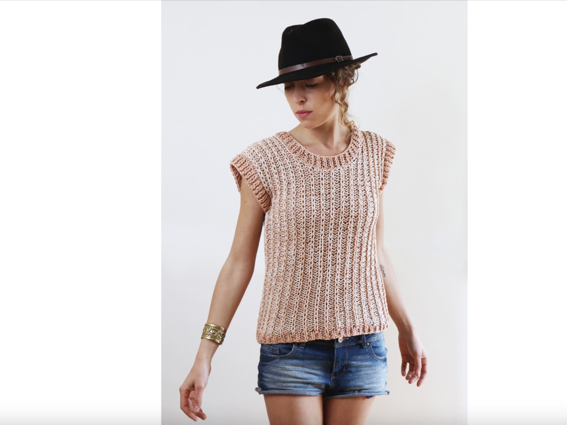 Model in meliertem Sommertop von We Are Knitters