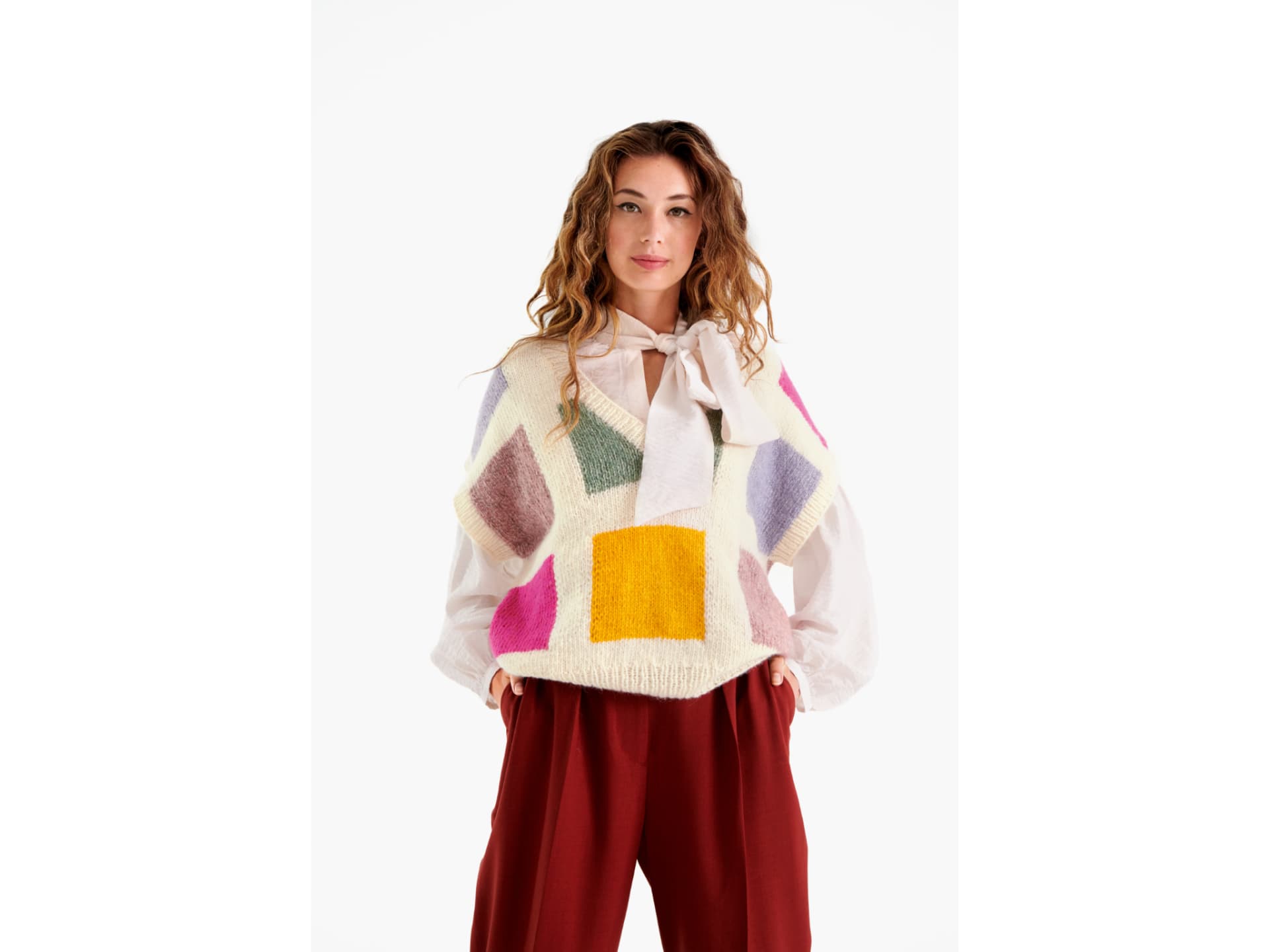 Model in Oversize-Sommertop mit buntem Muster von Lana Grossa