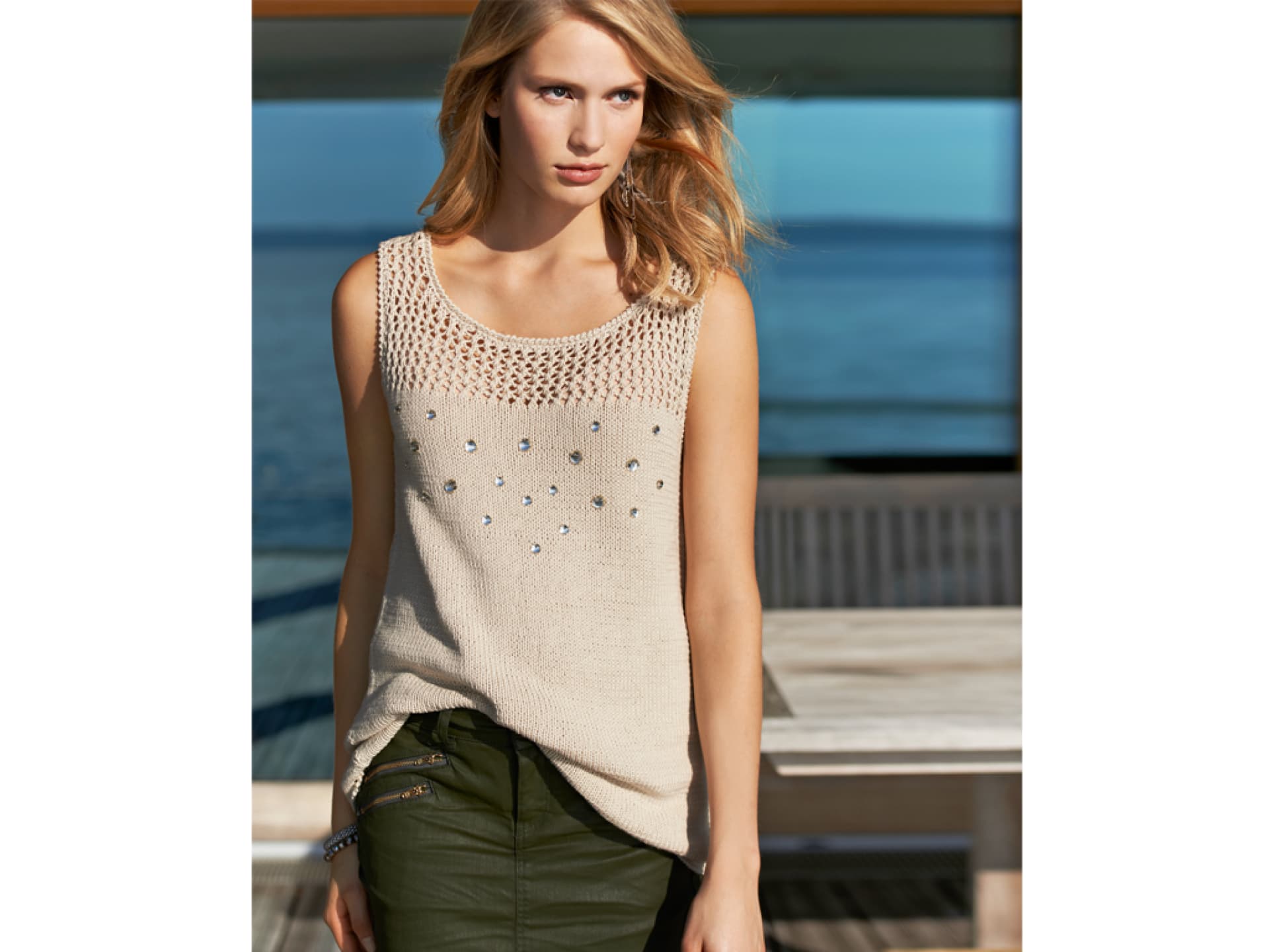 Model in beigem Sommertop mit Netzmuster von Lana Grossa
