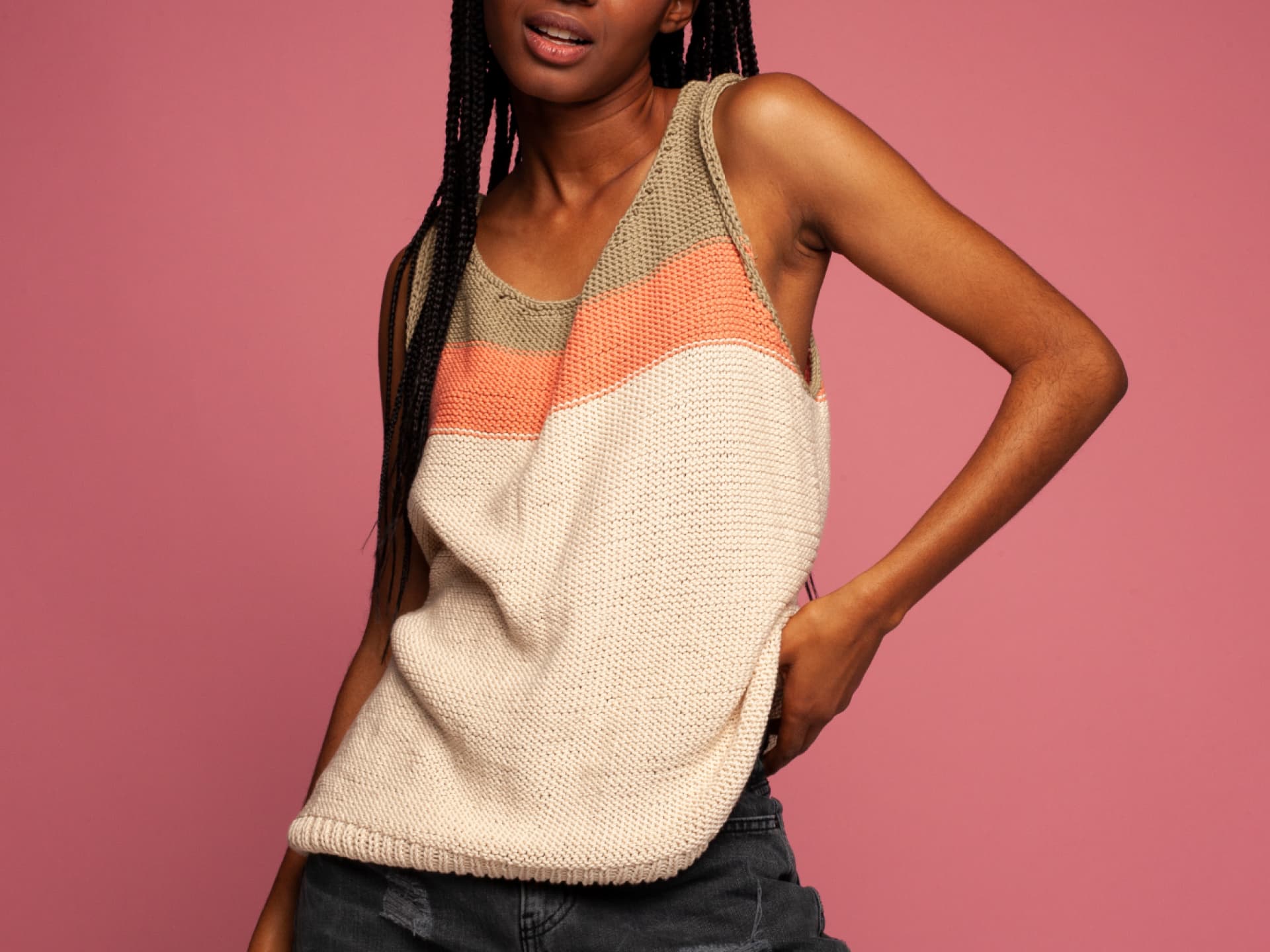 Model in Streifen-Sommertop von We Are Knitters