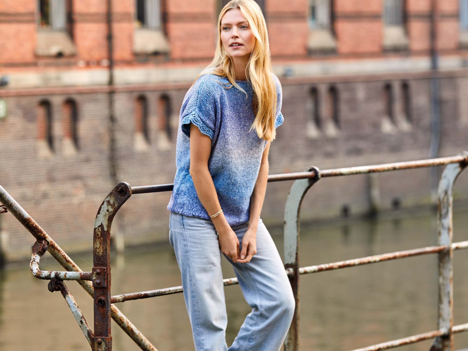 Model in Sommertop in Denim-Optik von Lana Grossa
