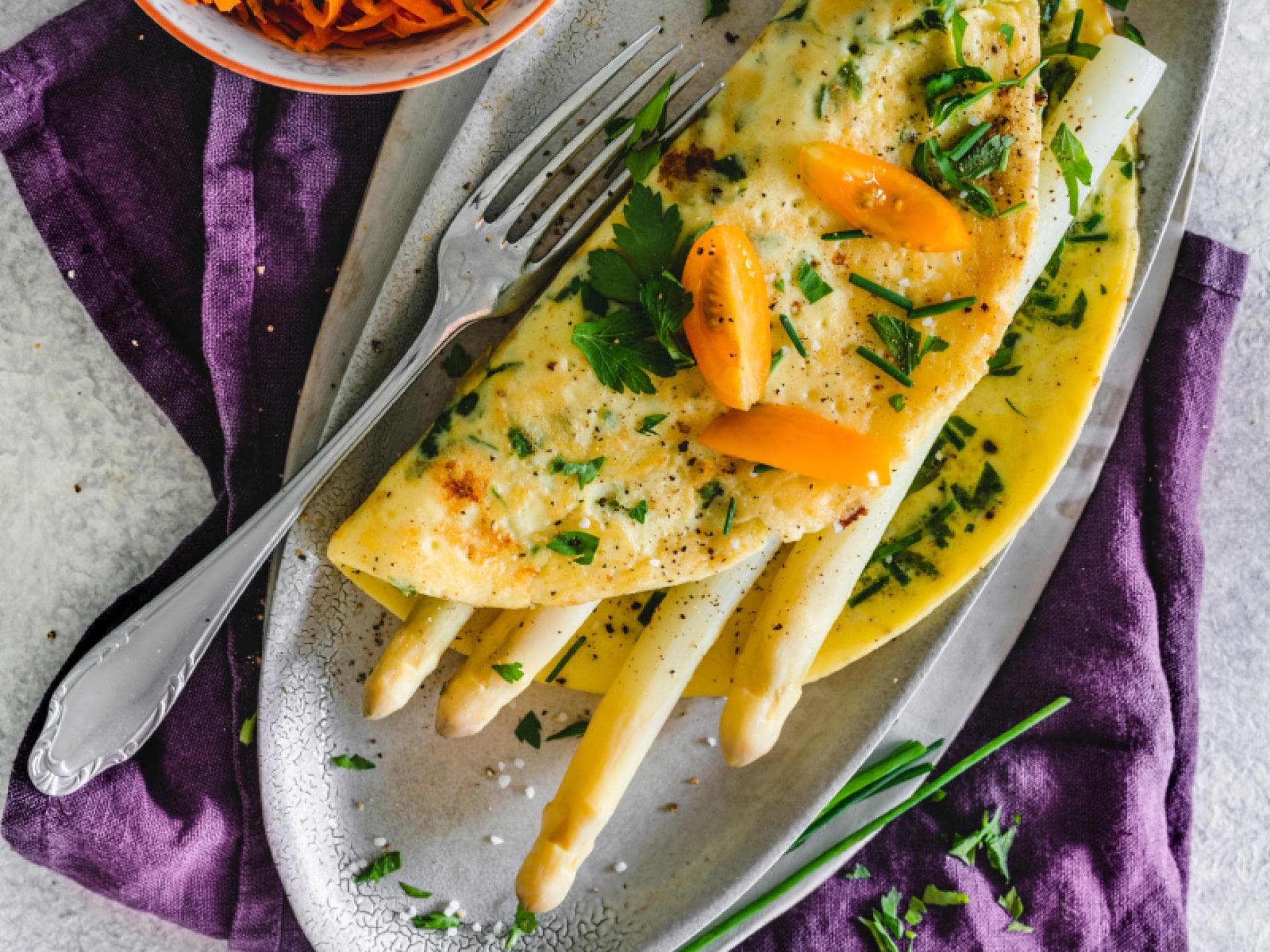 Spargel im Kräuteromelette