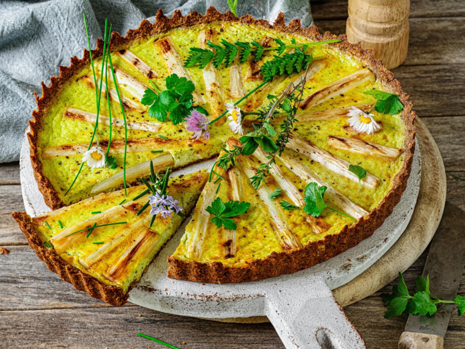 Spargel-Quiche mit Kräuter-Creme Spargel-Quiche mit Kräuter-Creme