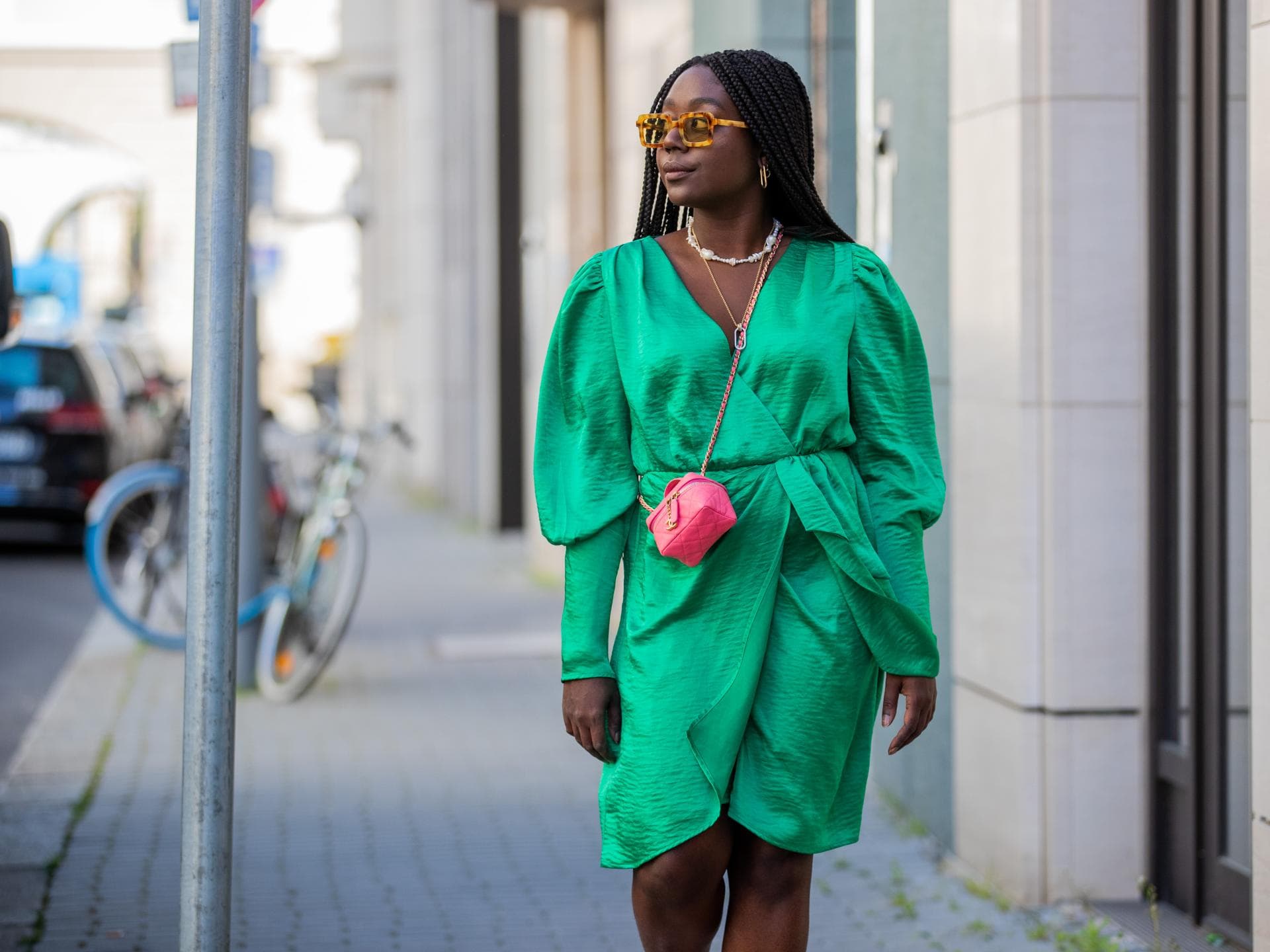 Frau trägt grünes Wickelkleid im Streetstyle 