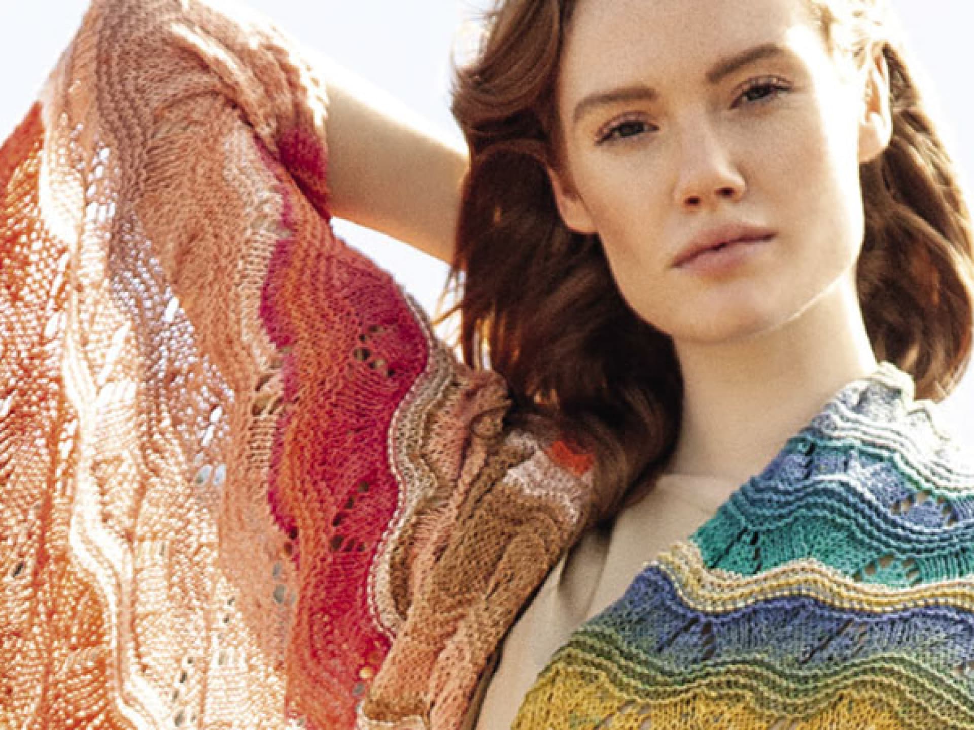 Model mit Maxi-Schal in Regenbogenfarben von Lana Grossa