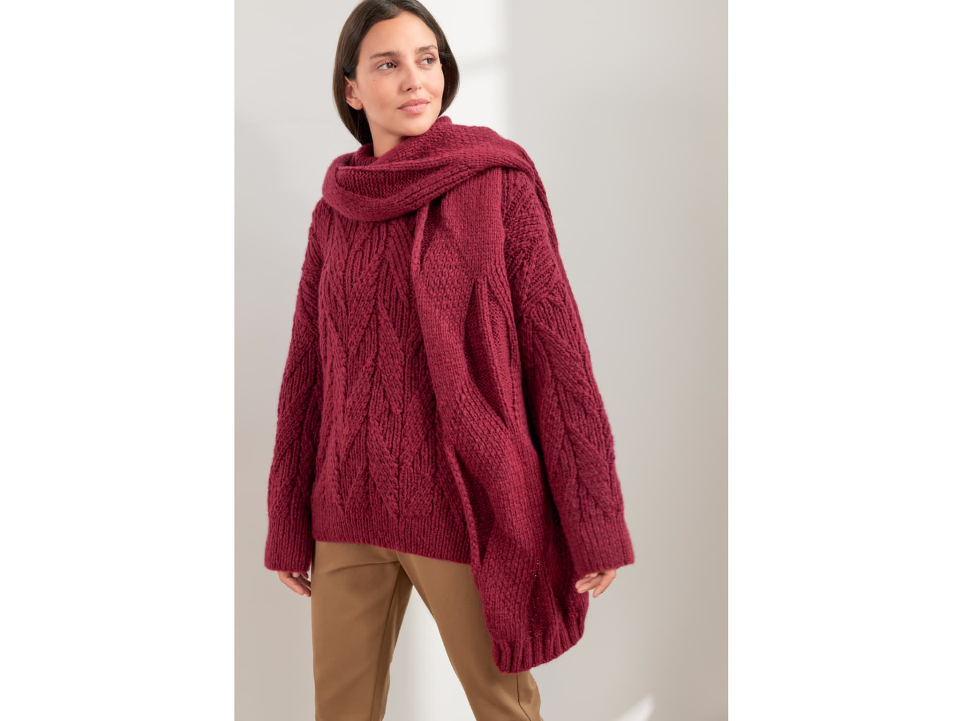 Model mit beerenfarbenem Rautenschal von Lana Grossa