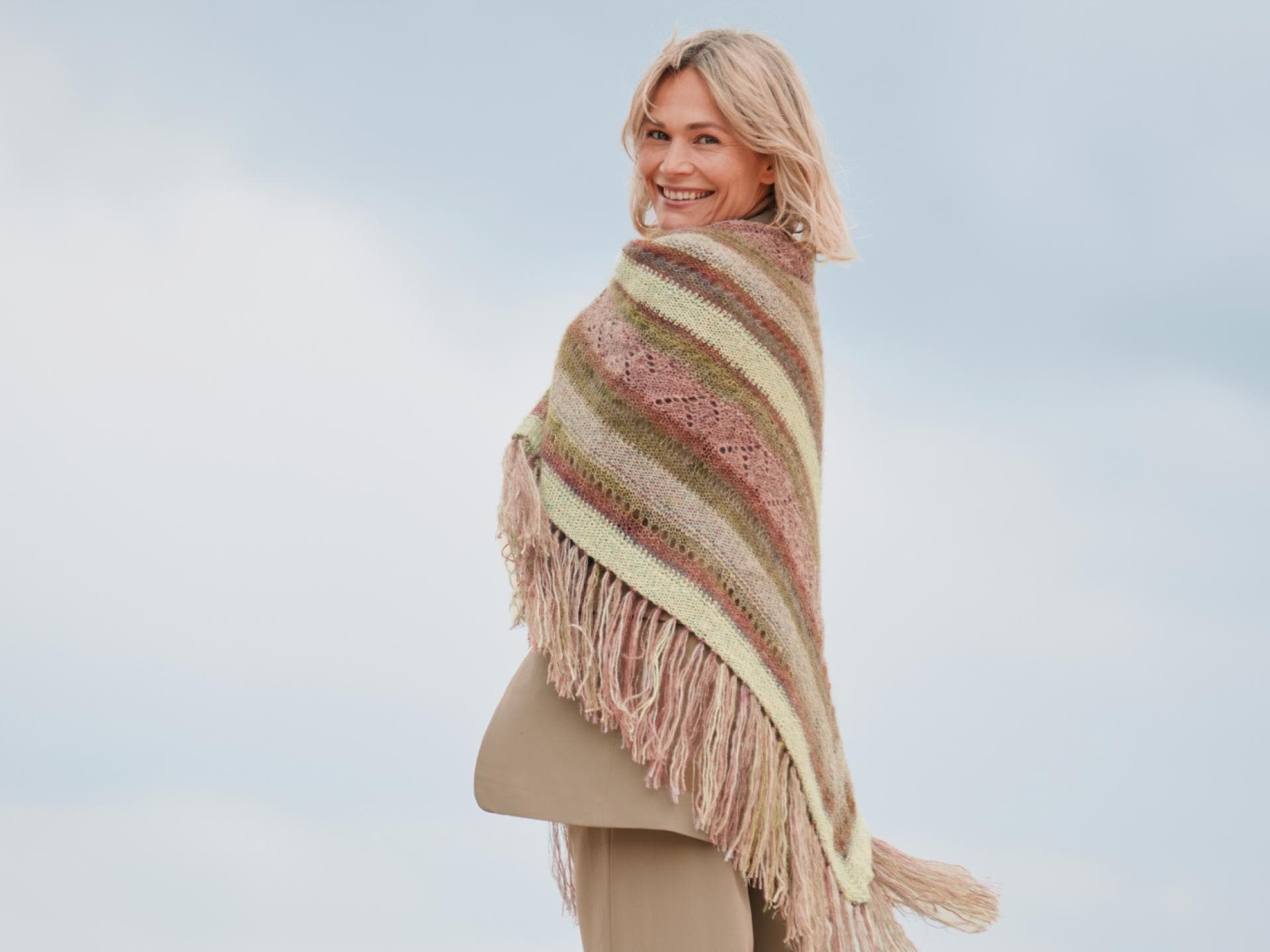 Model mit Streifen-Plaid von Lana Grossa