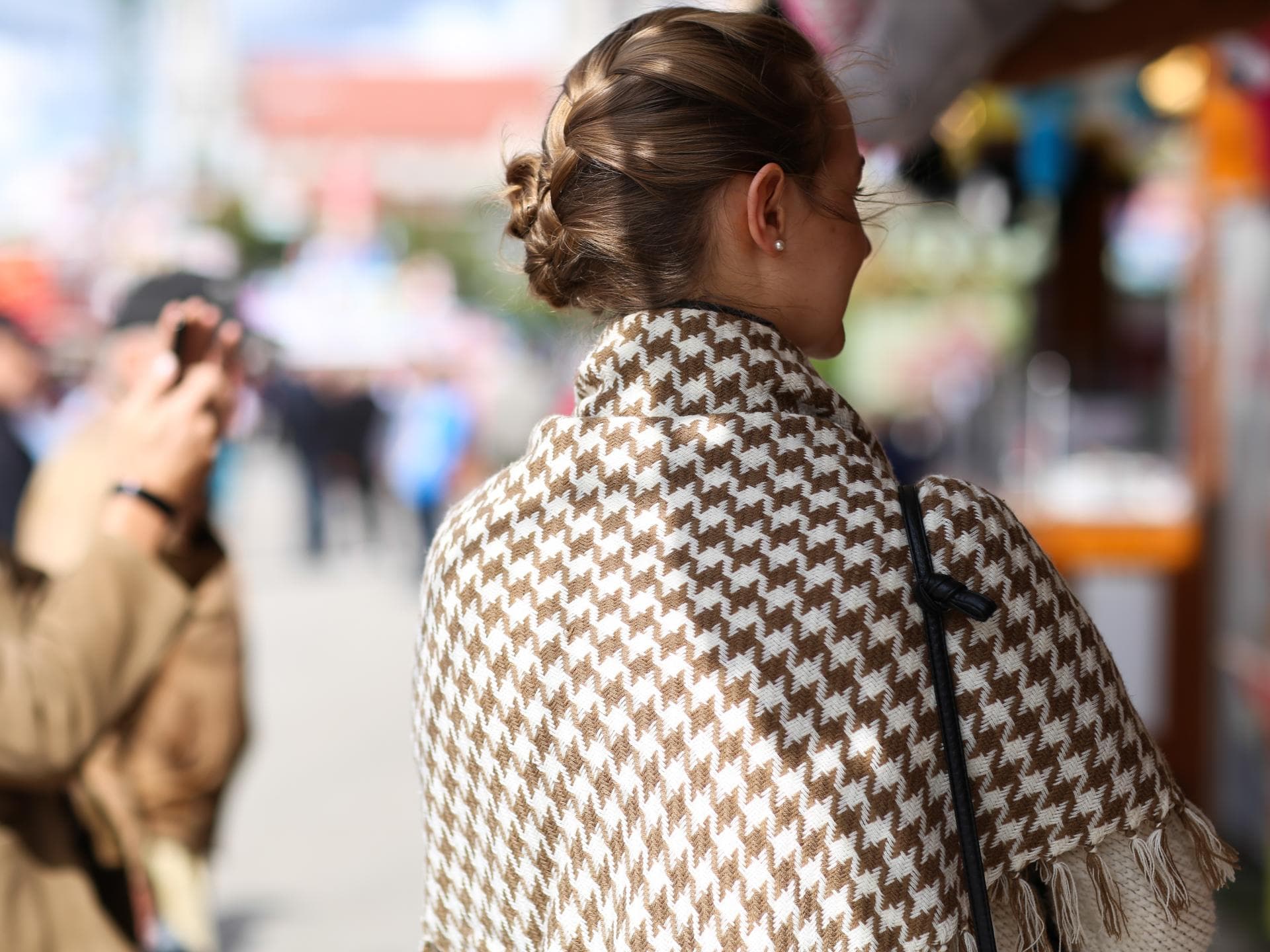 Model mit gestricktem Trachtentuch