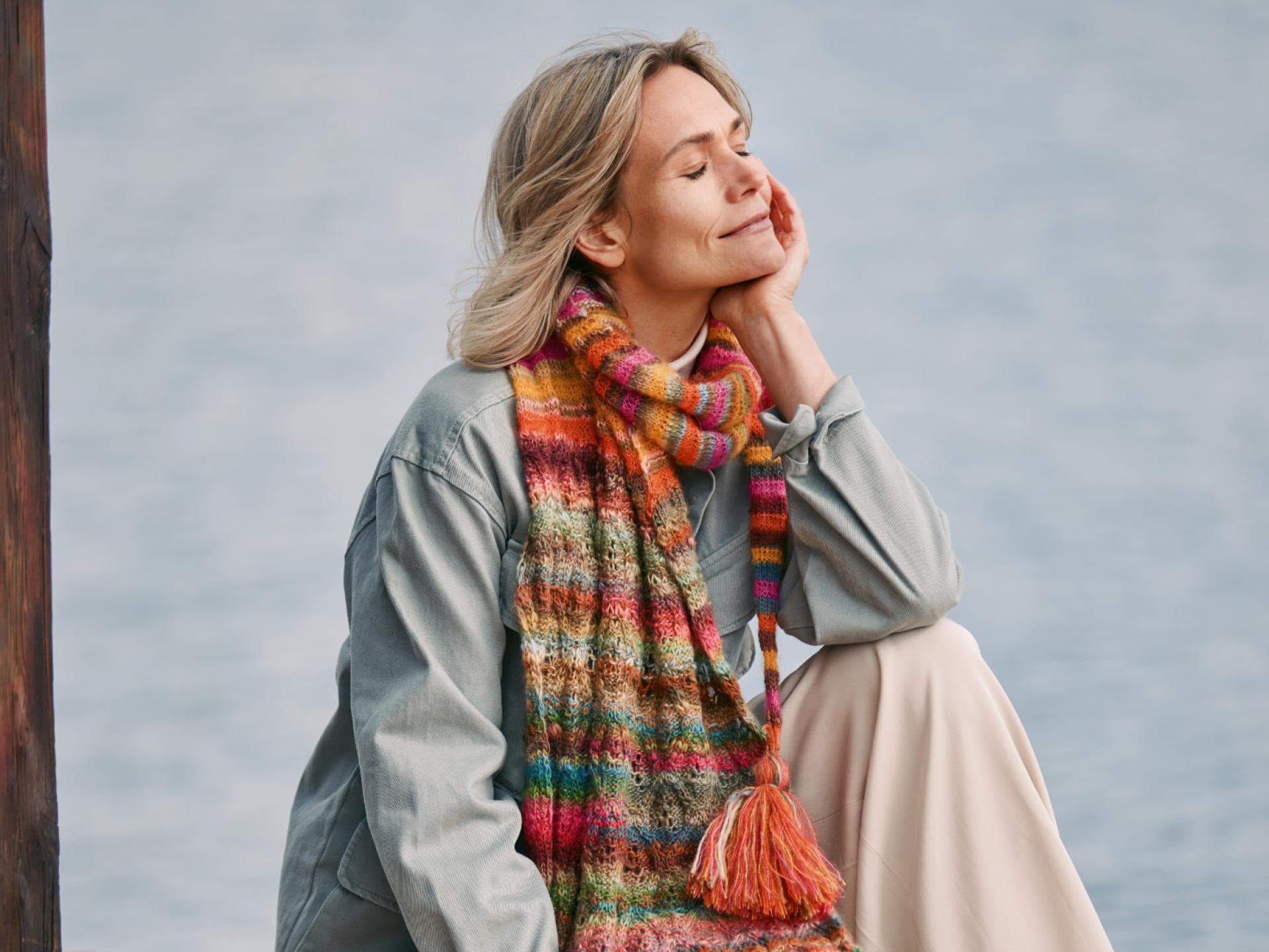 Model mit buntem Schal von Lana Grossa Model mit buntem Schal von Lana Grossa