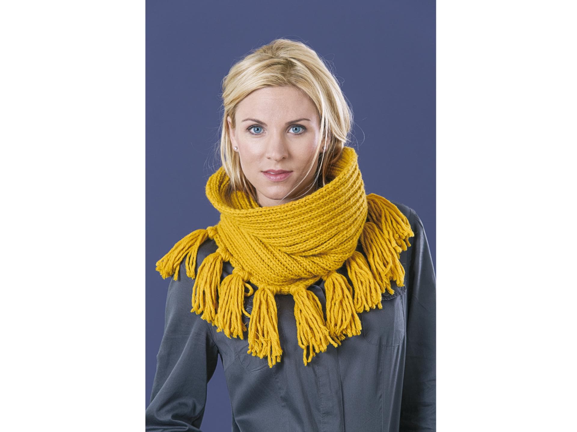 Model mit Fransen-Loop-Schal