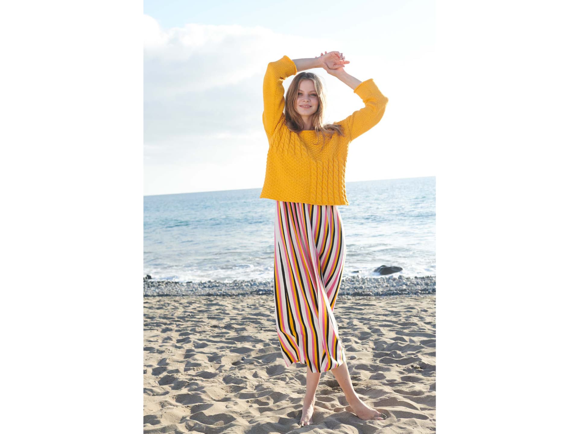 Model in gelbem Kastenpullover von Lana Grossa