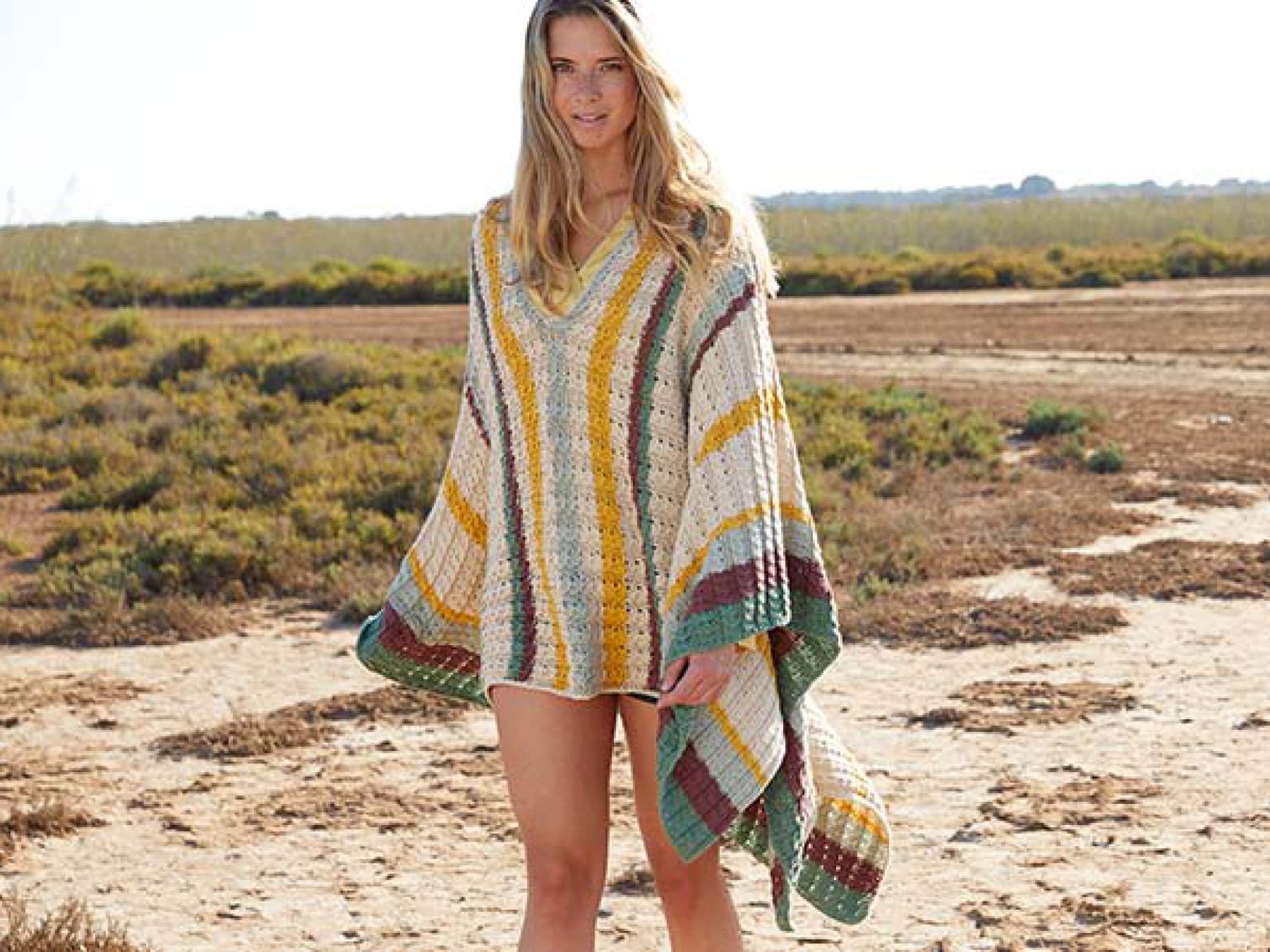 Model in gestricktem Poncho von Lana Grossa