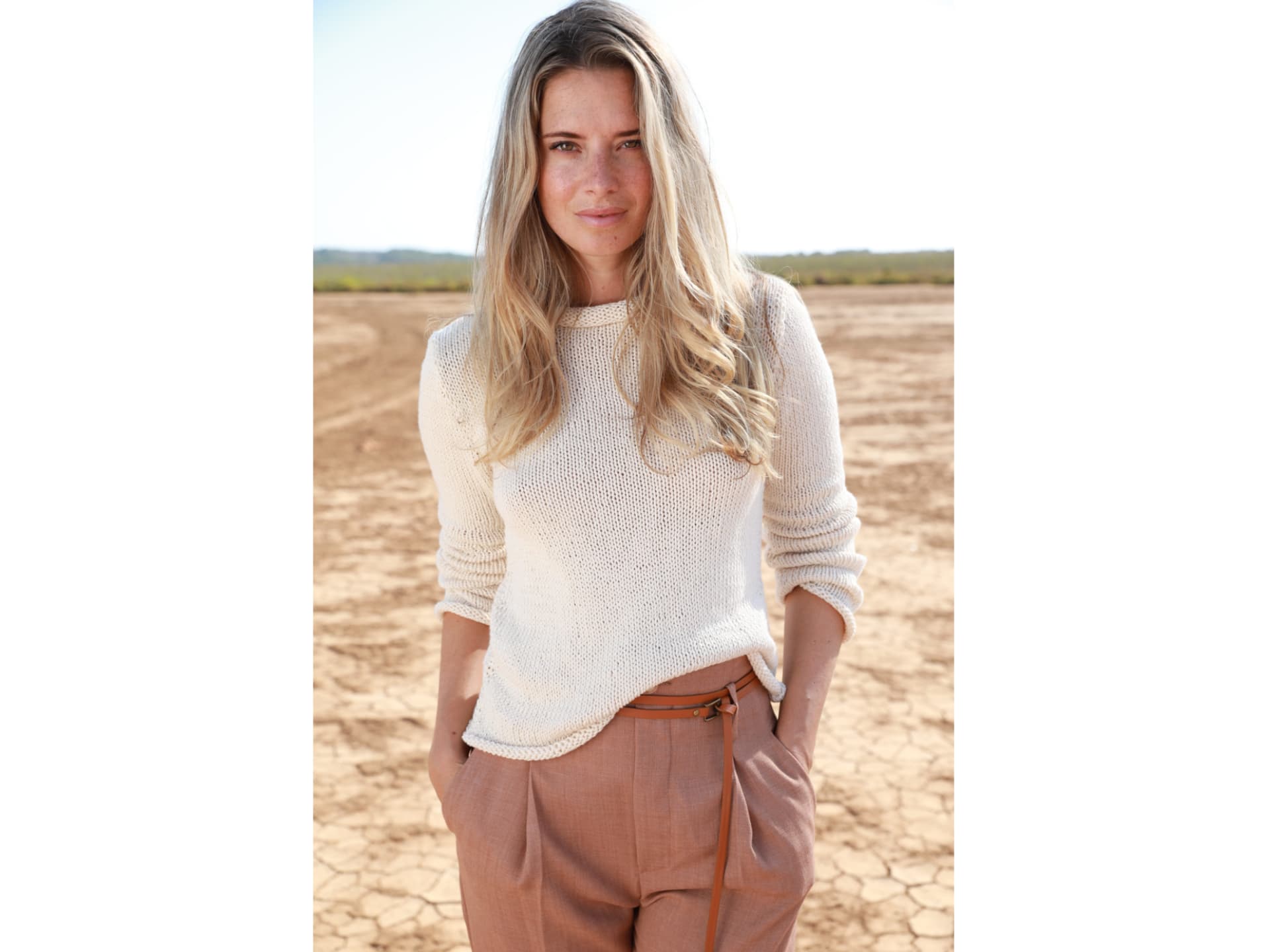 Model in elegantem Sommerpullover von Lana Grossa
