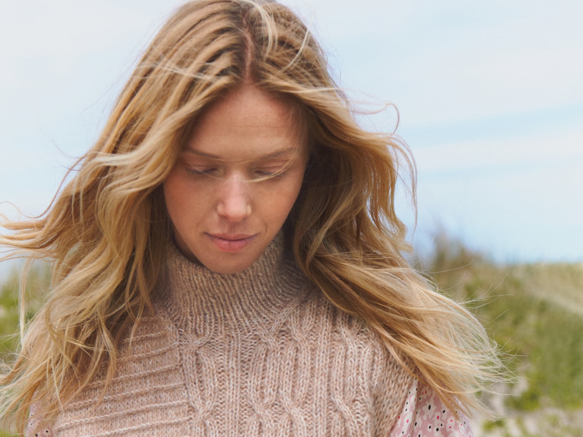Model in Mustermix-Pullunder von Lana Gross