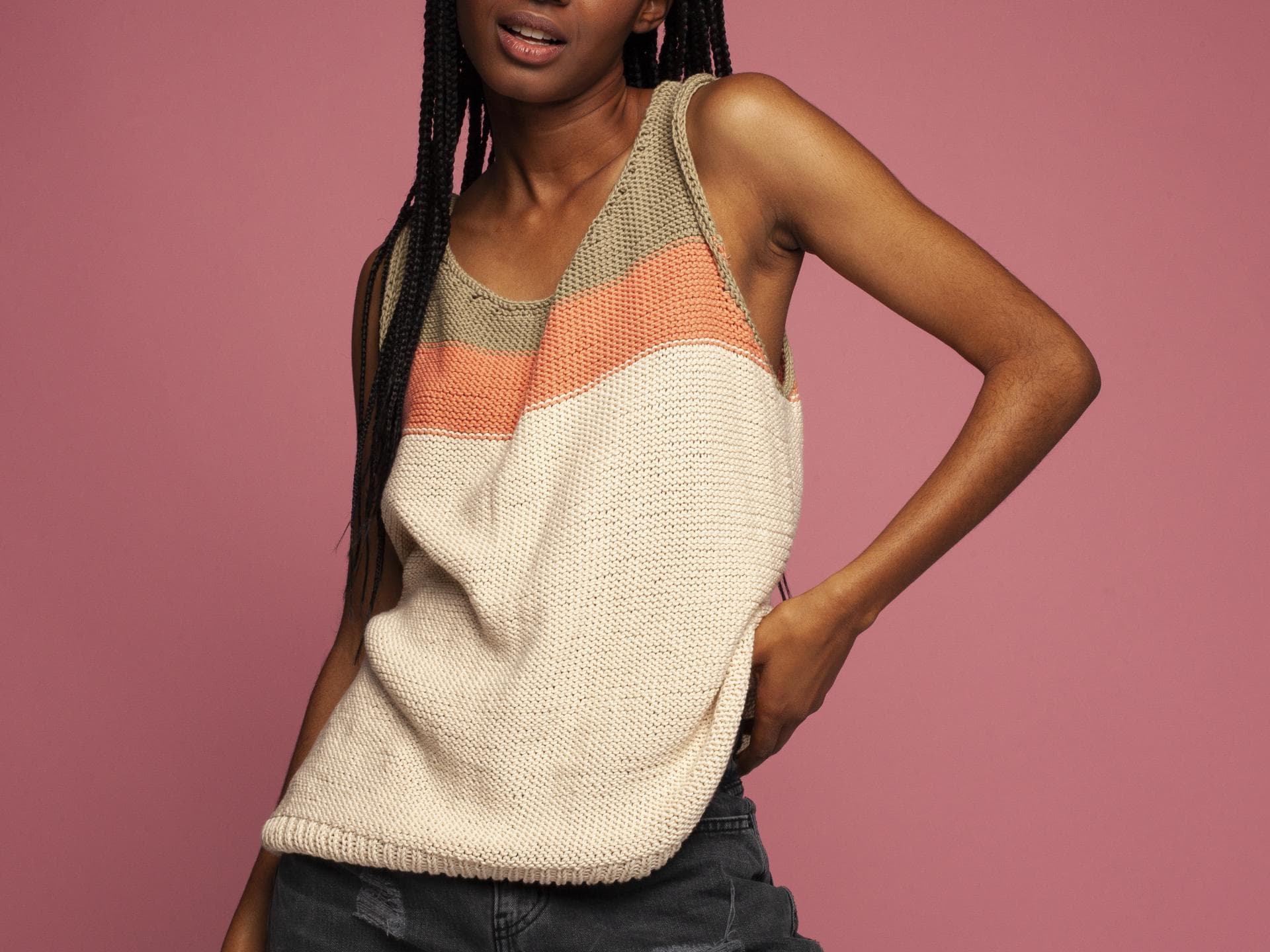 Model in gestricktem Tanktop von We Are Knitters