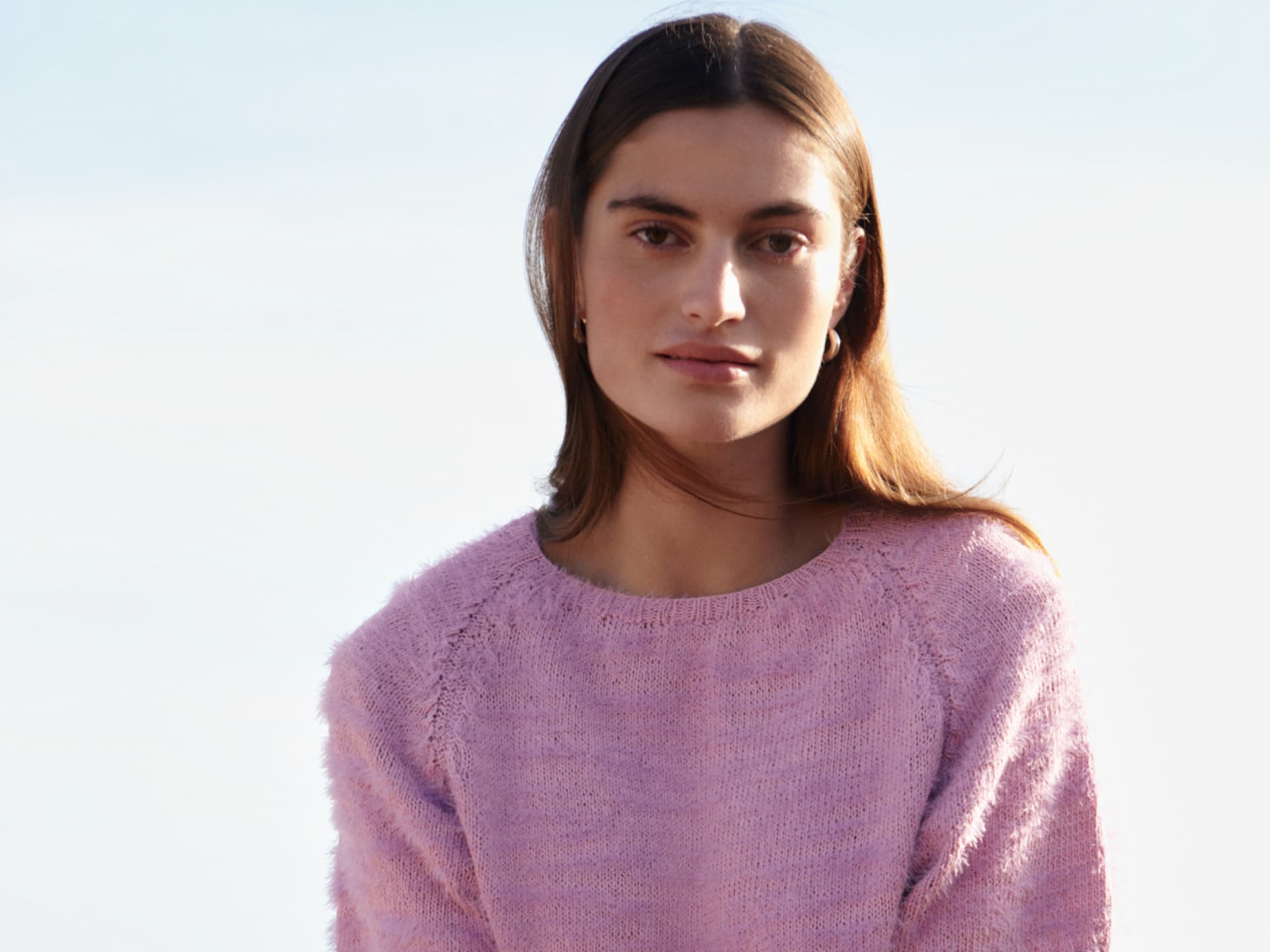 Model in hellrosa Strick-T-Shirt von Lana Grossa