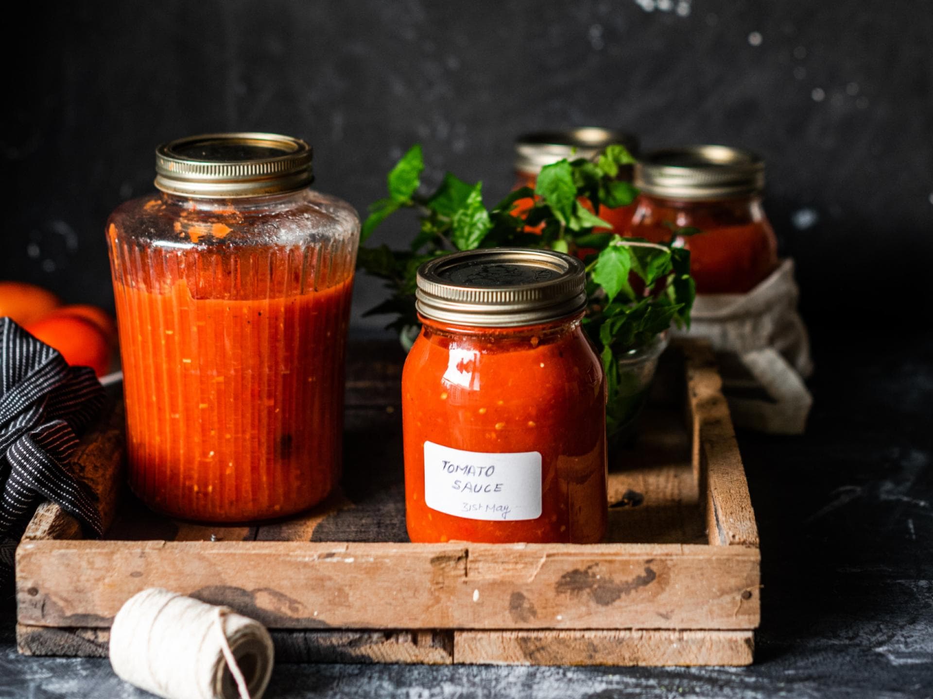 Eingekochte Tomaten im Schraubglas