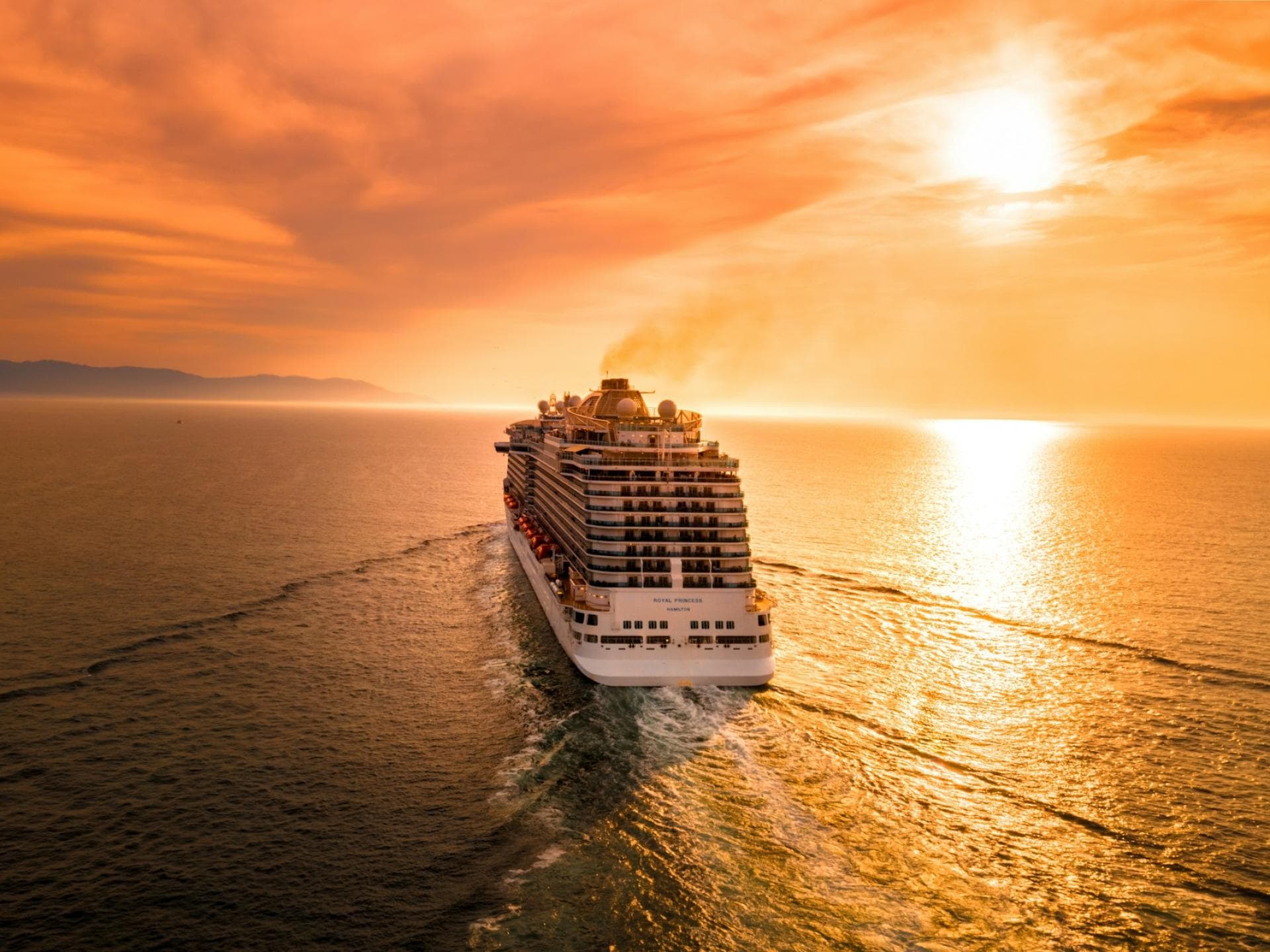 Kreuzfahrtschiff bei Sonnenuntergang Kreuzfahrtschiff bei Sonnenuntergang