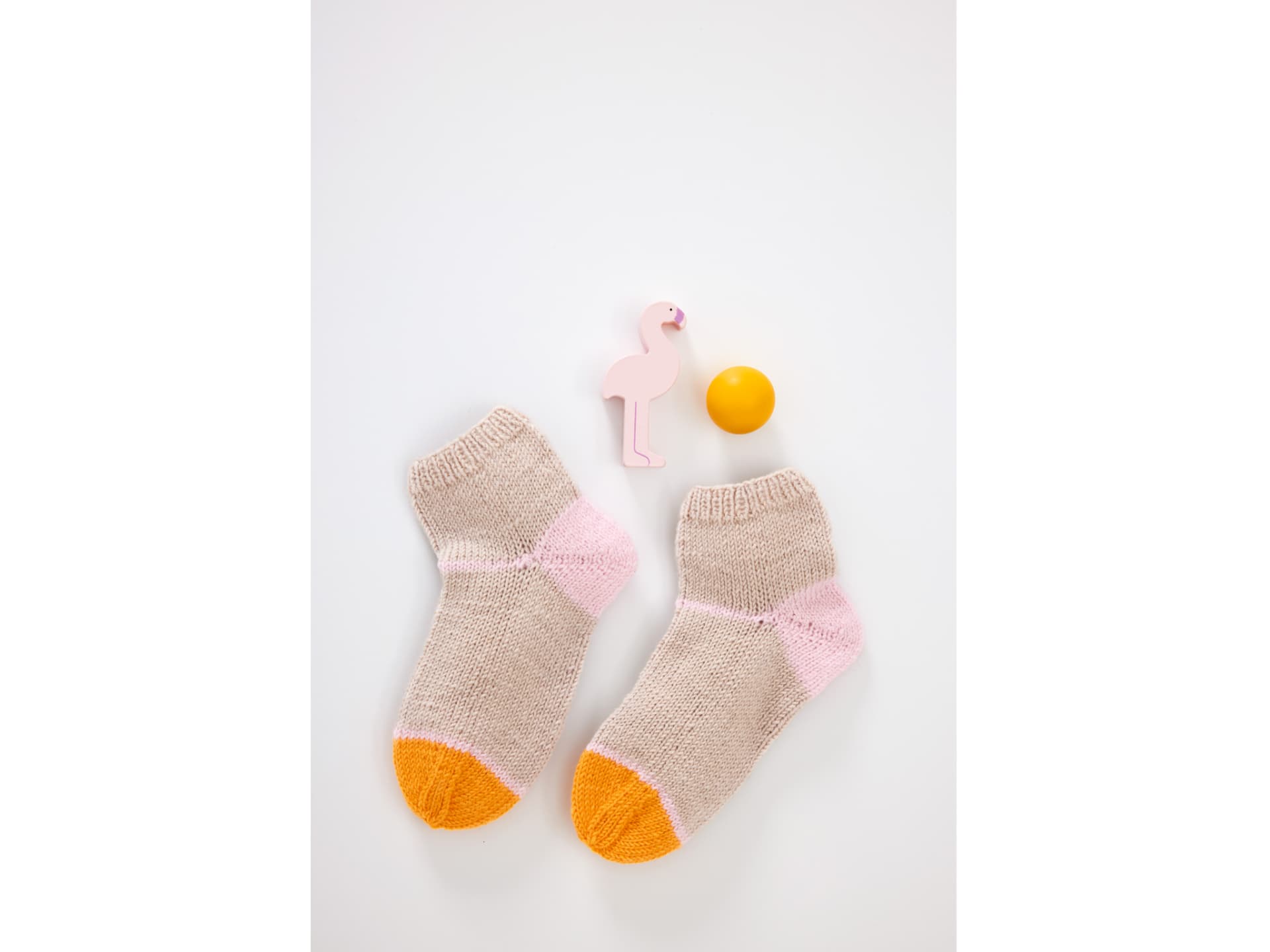 Selbst gestrickte Babysocken