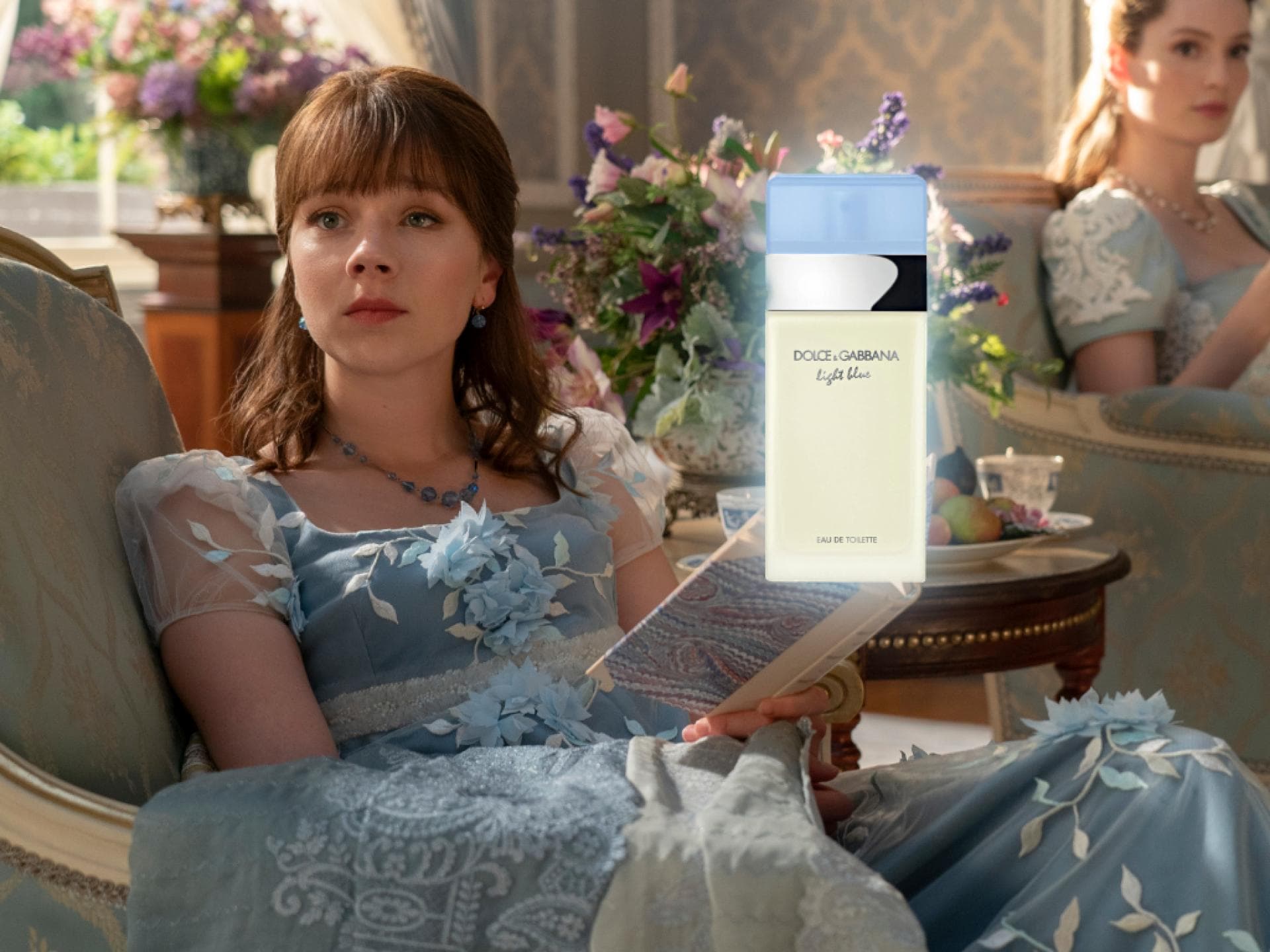 Eloise aus Bridgerton mit dem Light Blue Parfum Eloise aus Bridgerton mit dem Light Blue Parfum