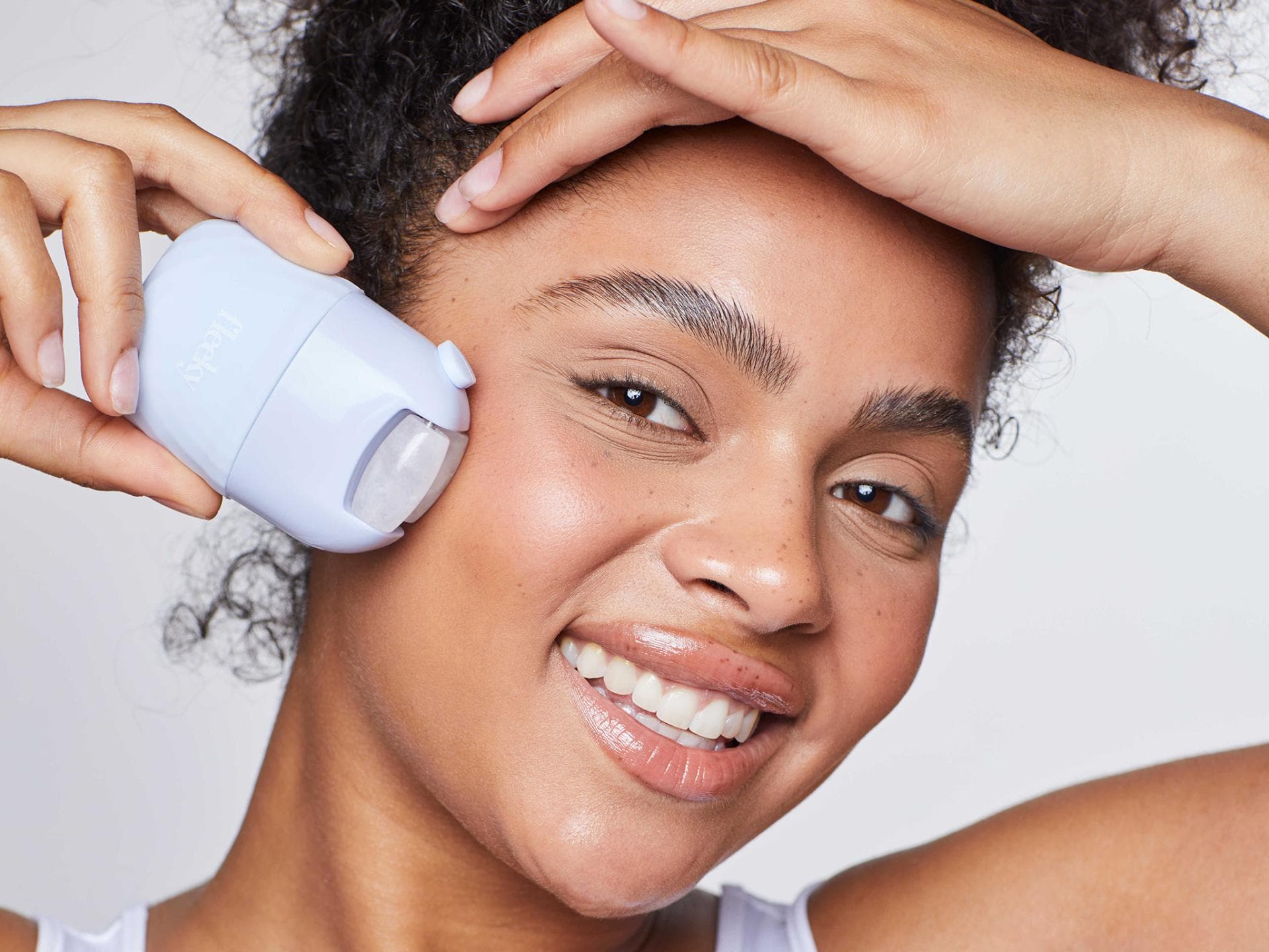 Frau mit Eisroller für das Gesicht