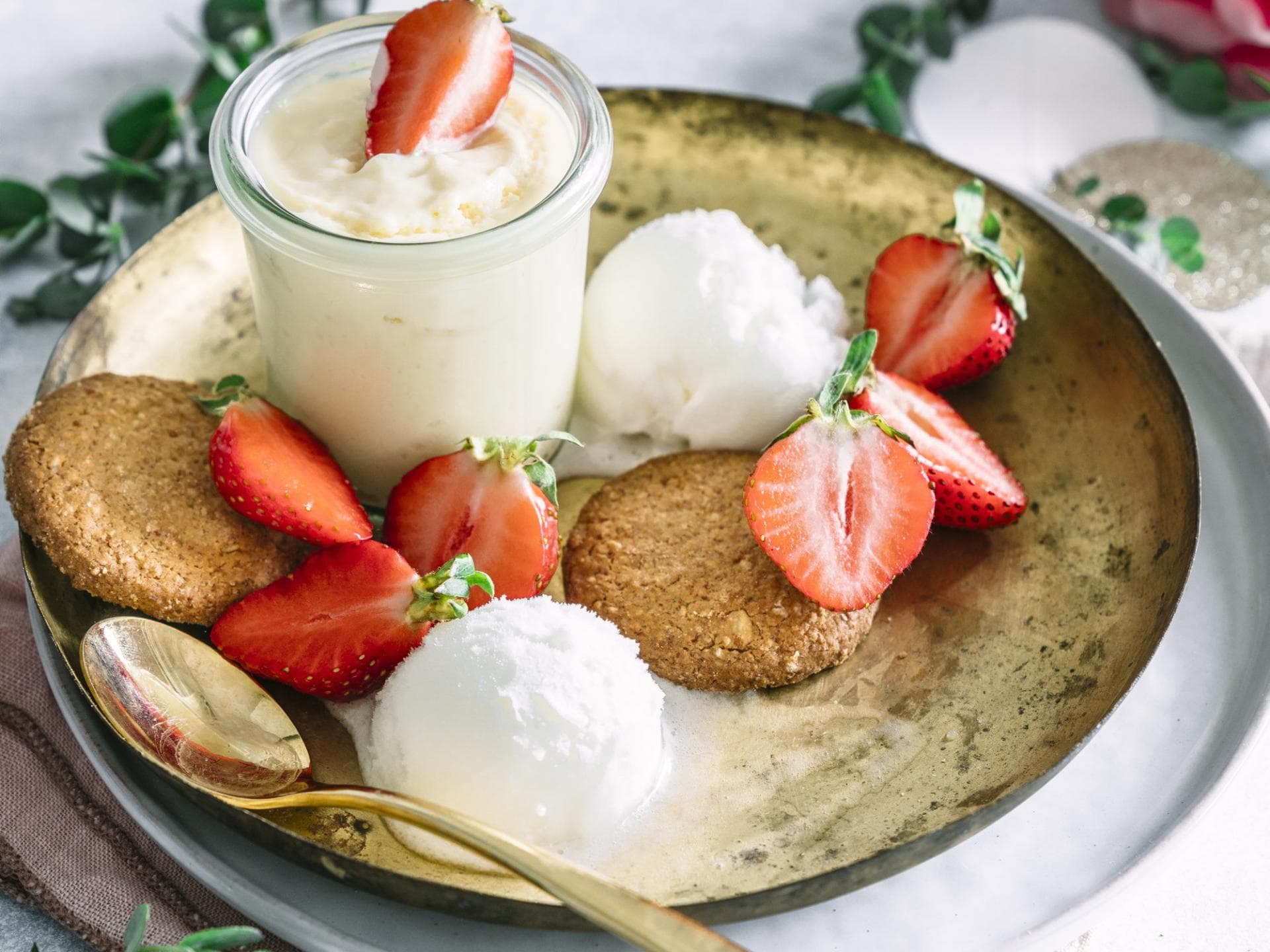 Erdbeeren mit weißer Schokomousse und Joghurt-Eis 