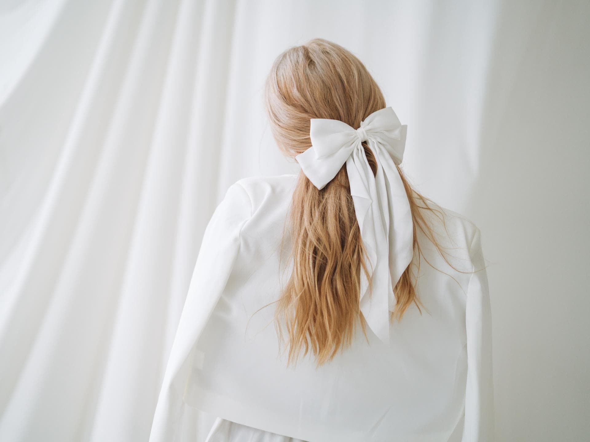 Frau mit Schleife hinten im Haar